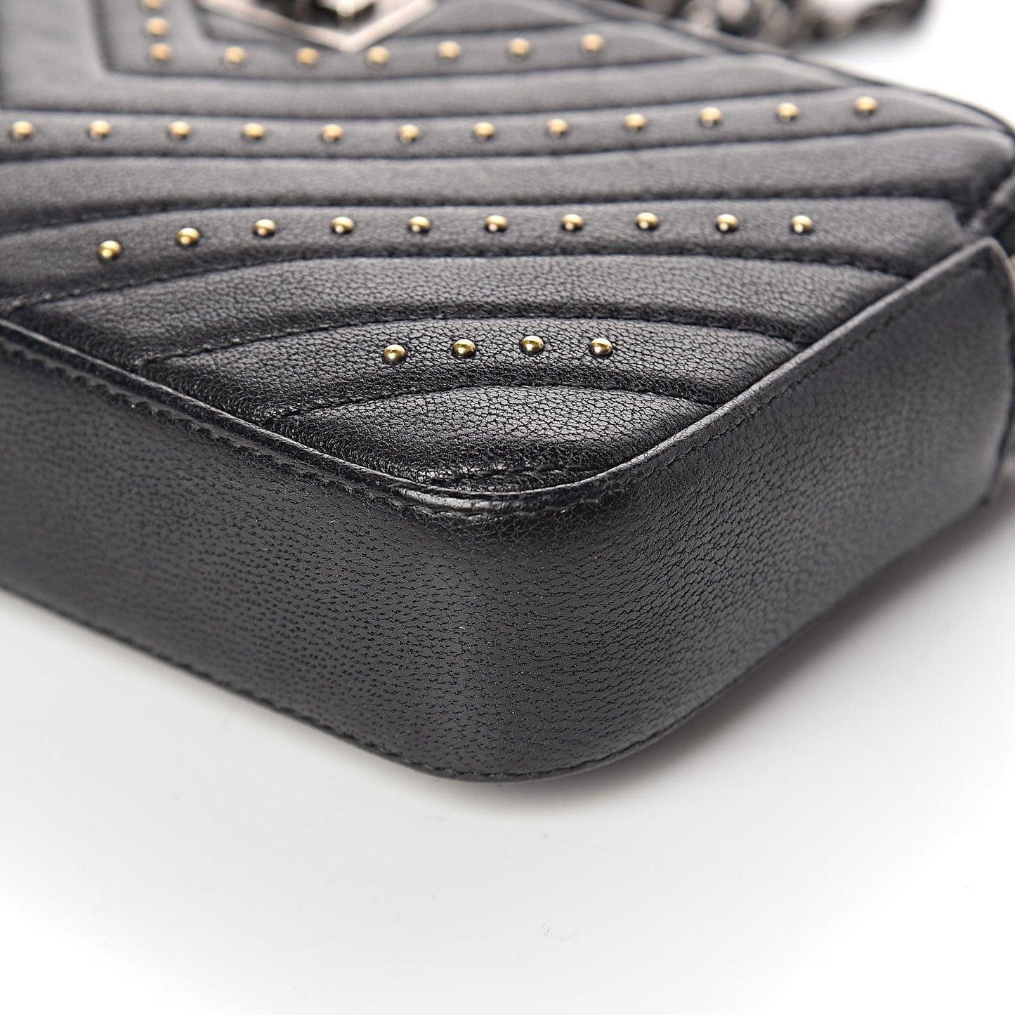 Sheepskin Chevron Quilted Studded Reissue Small Clutch With Chain Black