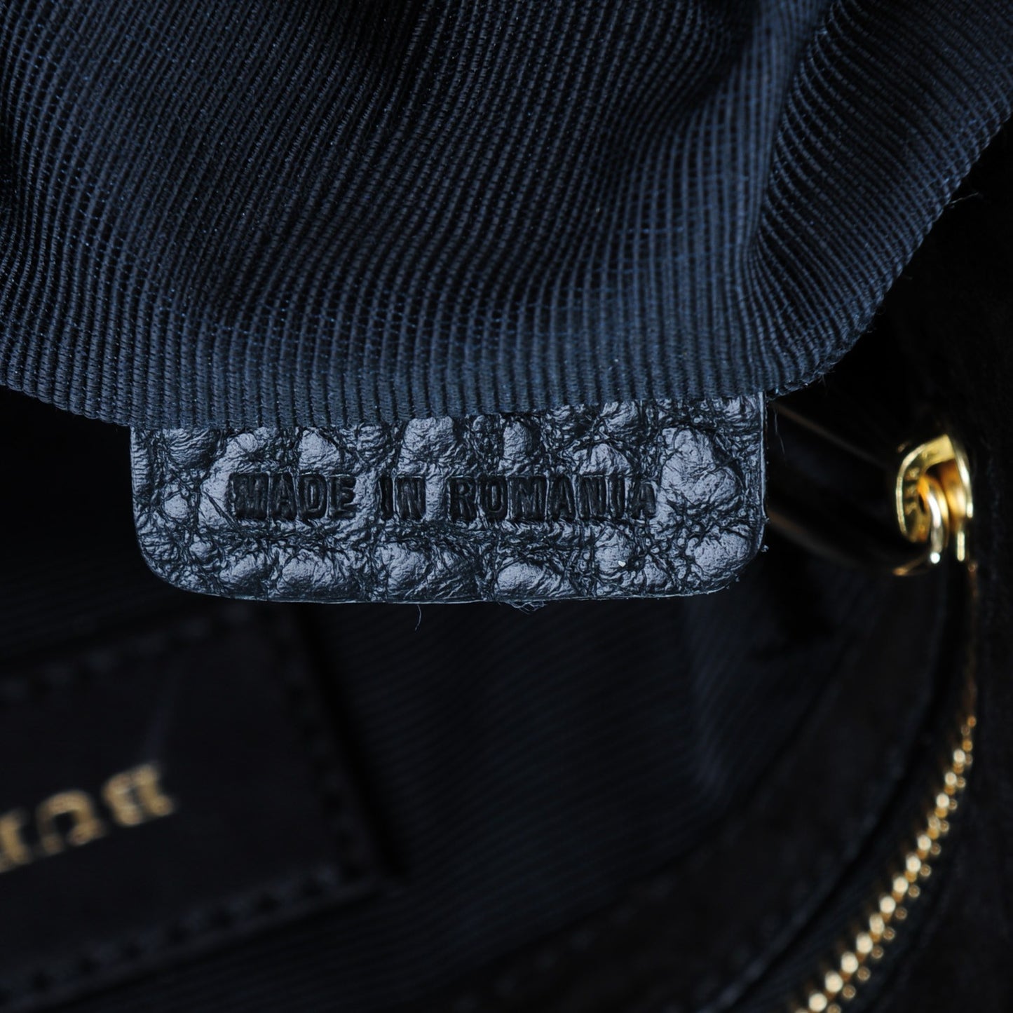 Signature Grain Medium Mildenhall Crossbody Bag Black