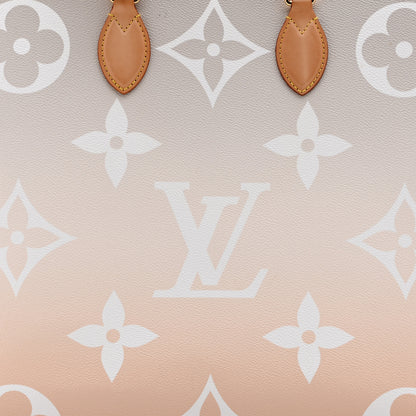 Louis Vuitton Monogram Giant By The Pool Onthego GM Brume 6 of 8