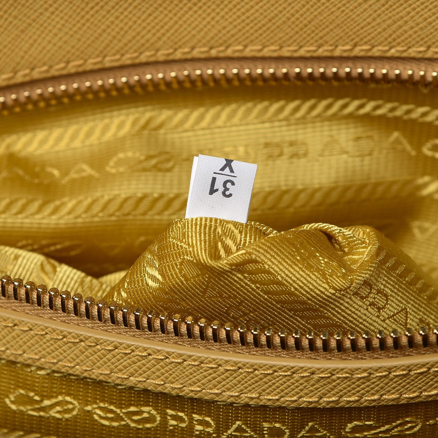 Saffiano Medium Galleria Double Zip Tote Ginestra