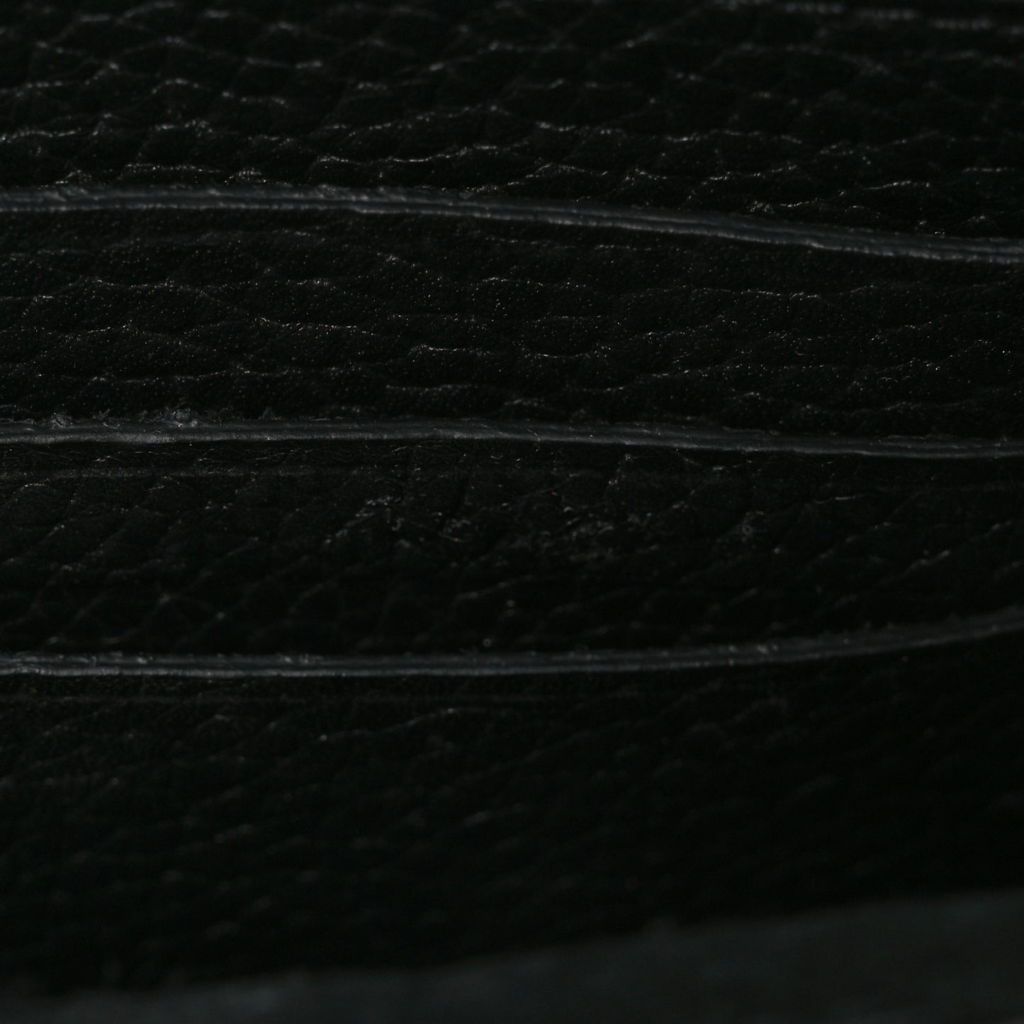 Pebbled Calfskin Rockstud Wallet On Chain Black