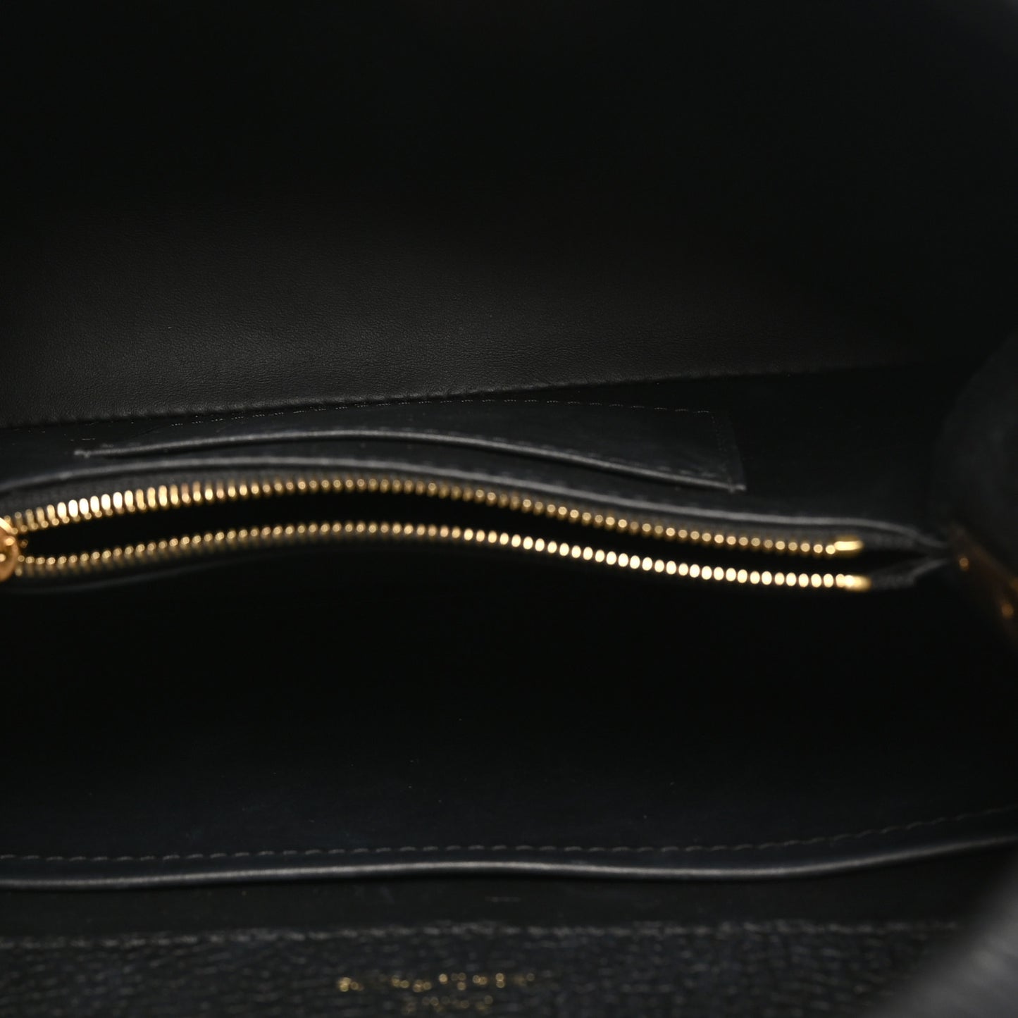 Taurillon Mother of Pearl Capucines BB Black