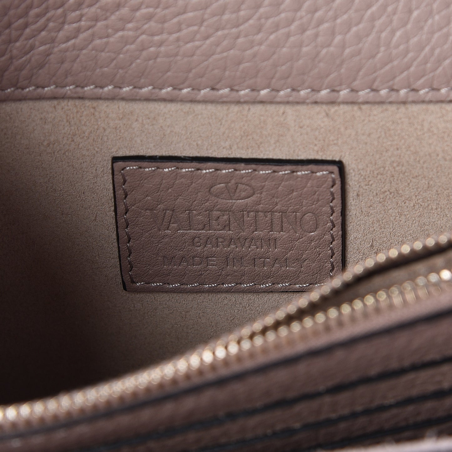 Pebbled Calfskin Rockstud Wallet on Chain Poudre
