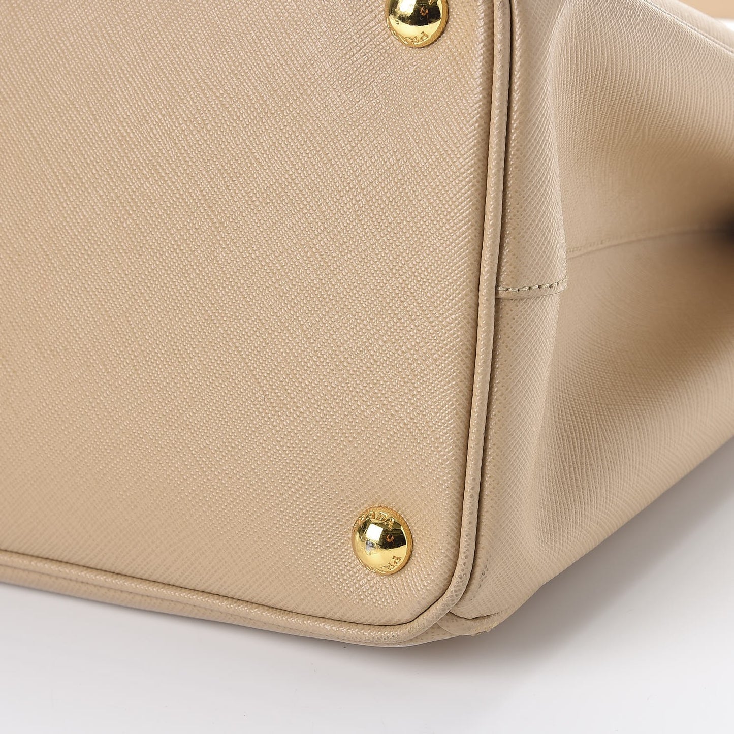 Saffiano Medium Galleria Double Zip Tote Sabbia