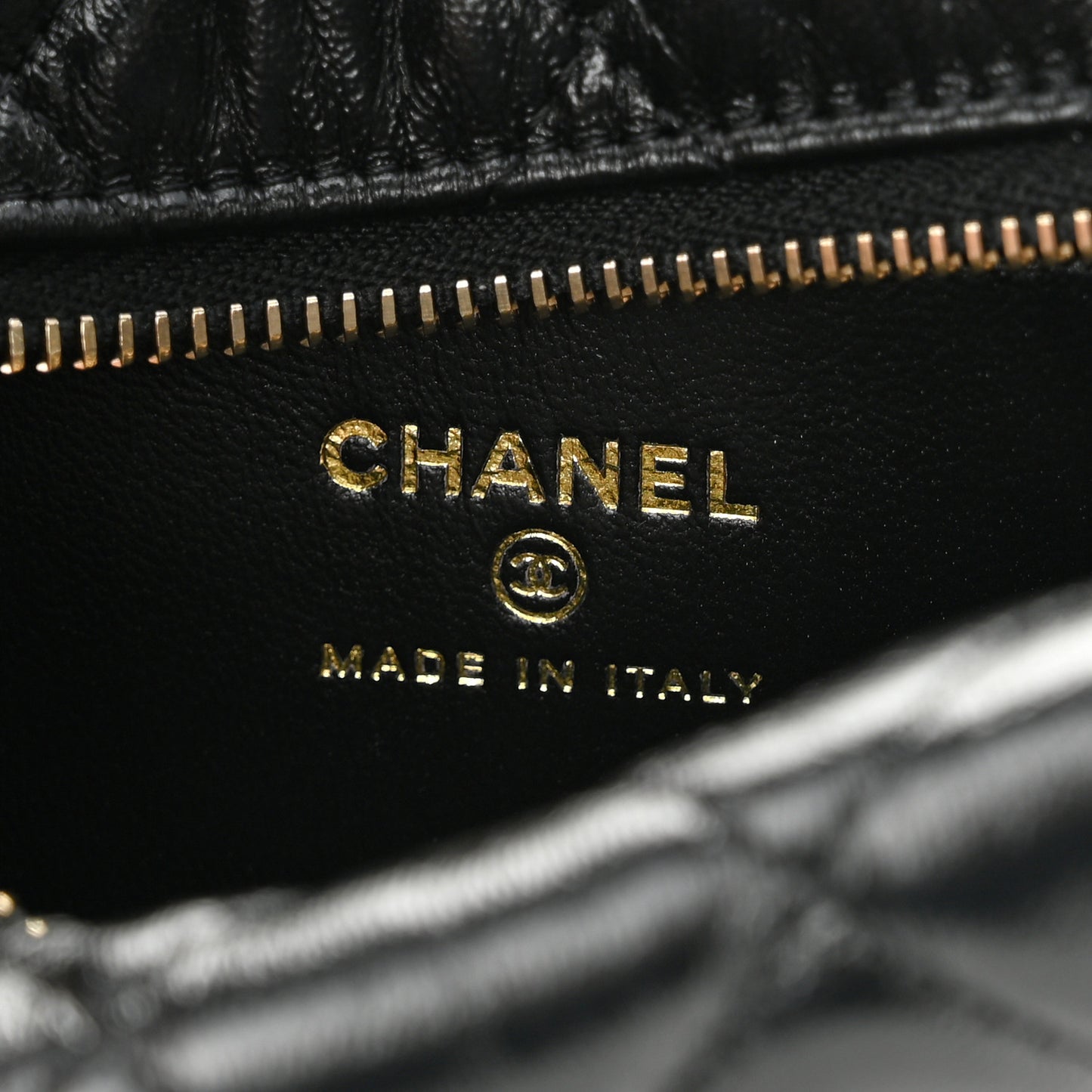 Quilted Chain Around Pouch Black