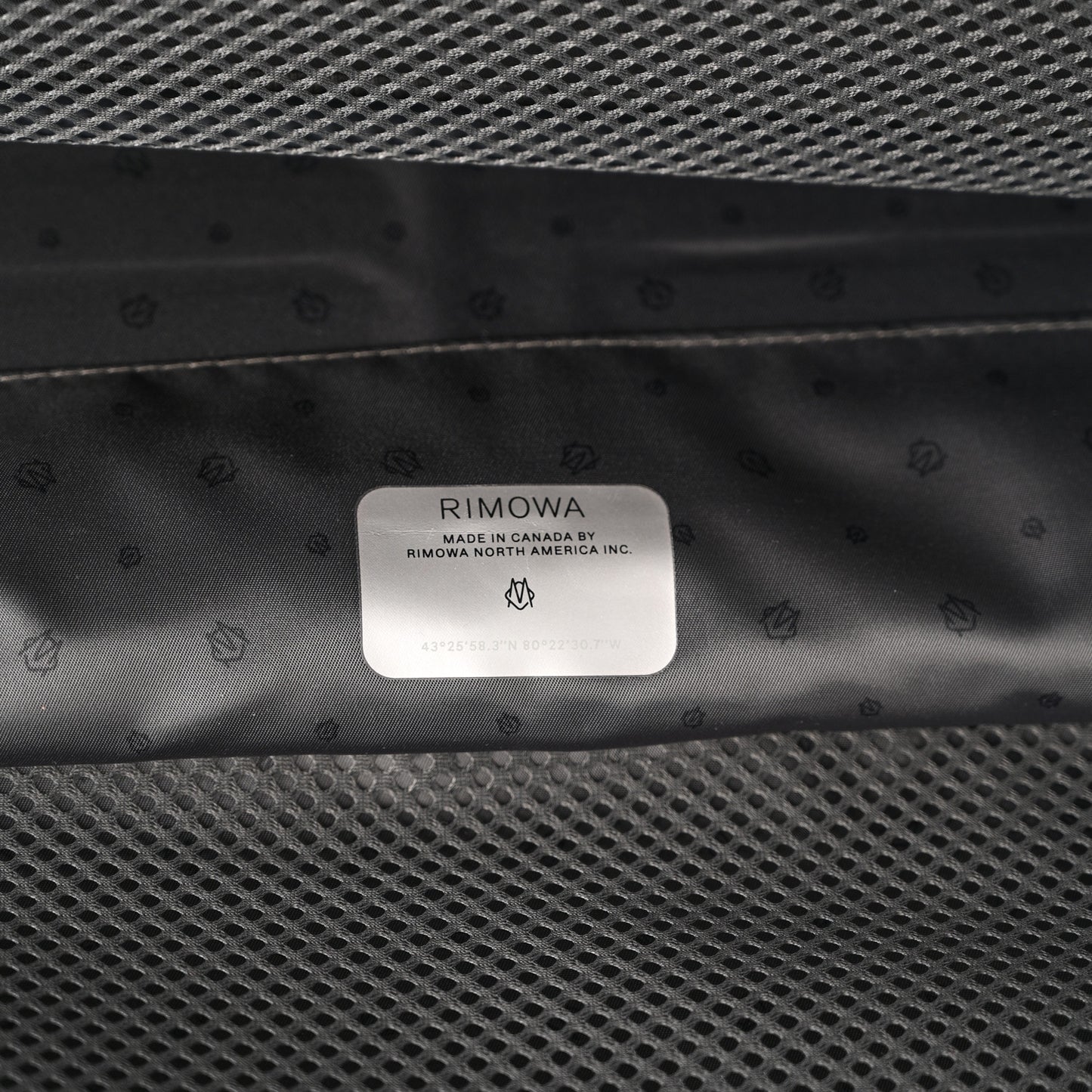 Matte Polycarbonate Essential Check-In L Black