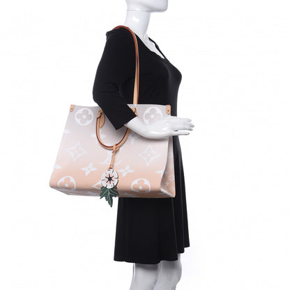 Louis Vuitton Monogram Giant By The Pool Onthego GM Brume 2 of 10