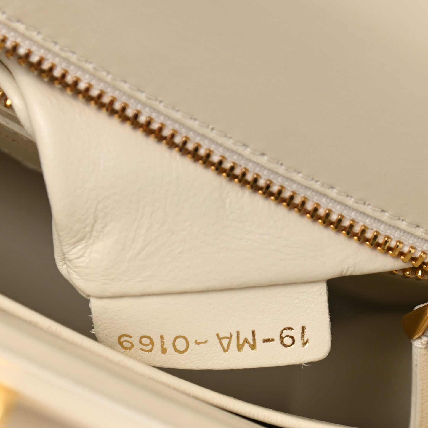 Box Calfskin 30 Montaigne Flap Bag Latte