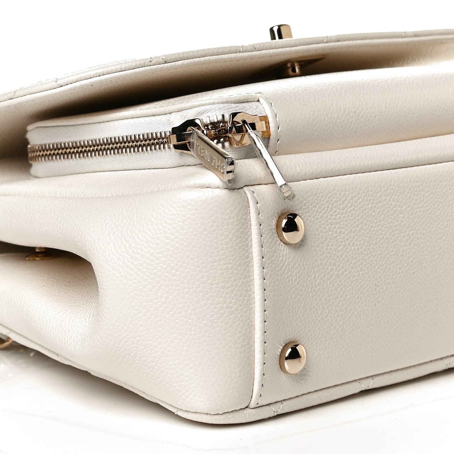 Caviar Quilted Medium Business Affinity Flap White