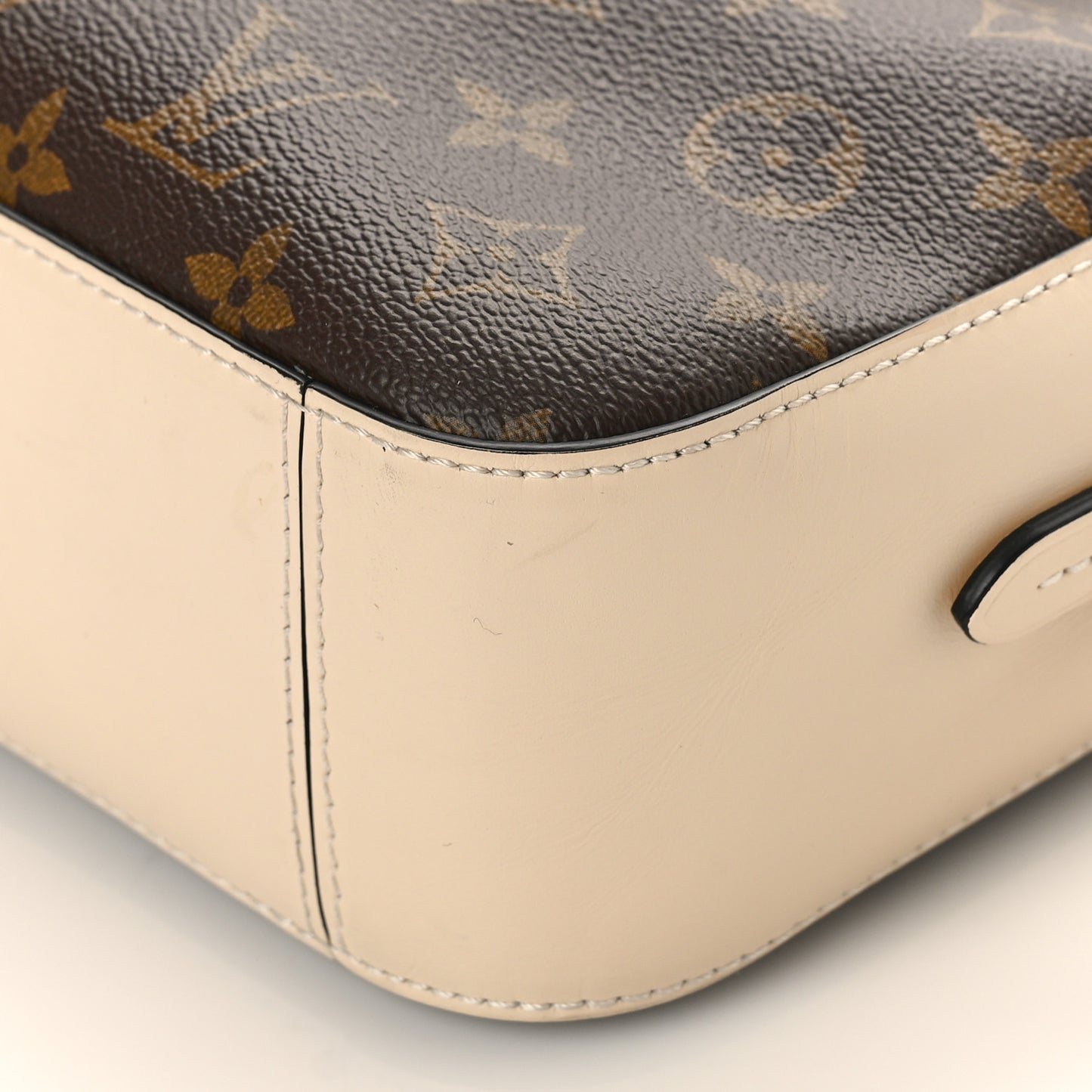 Monogram Saintonge Creme