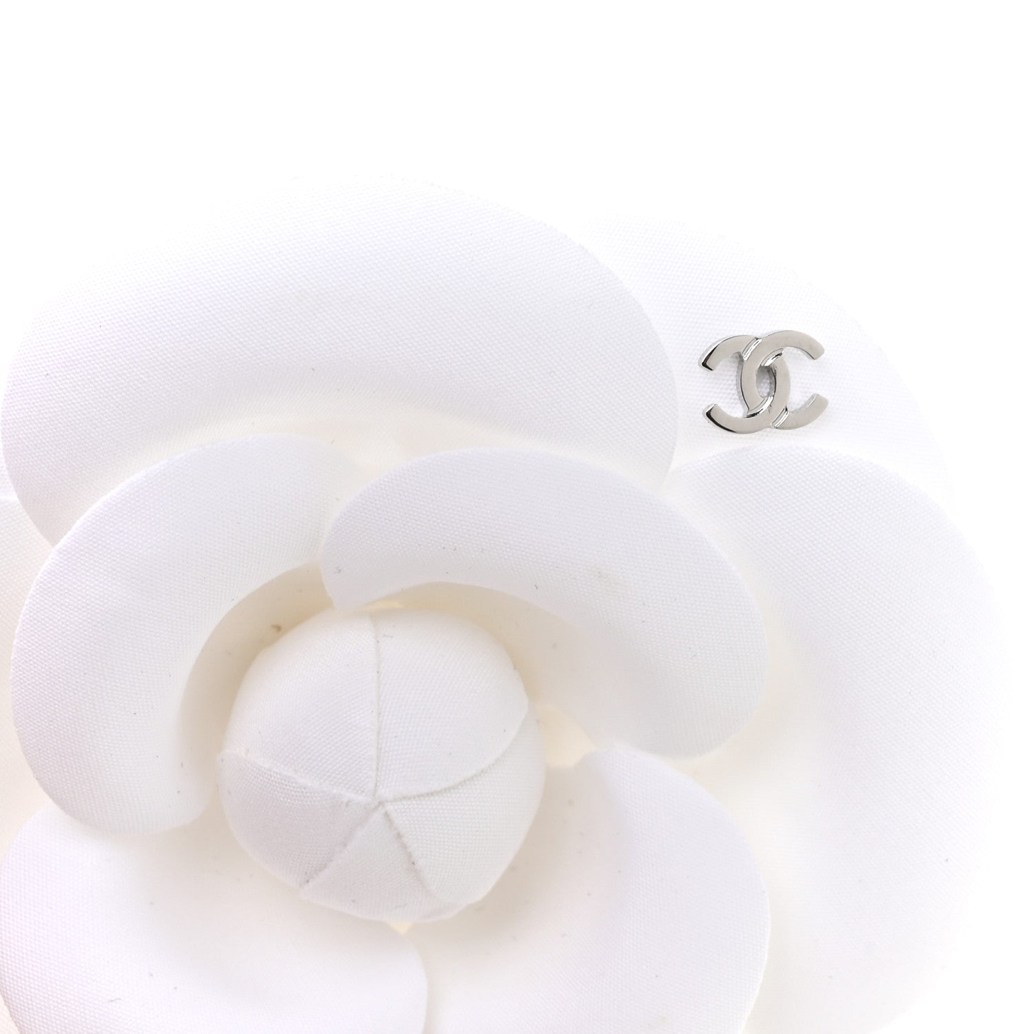 CHANEL BLOOMINGDALE'Sフラワーブローチ ホワイト Chanel Fabric Camellia Flower Brooch White 1849749 – FASHIONPHILE