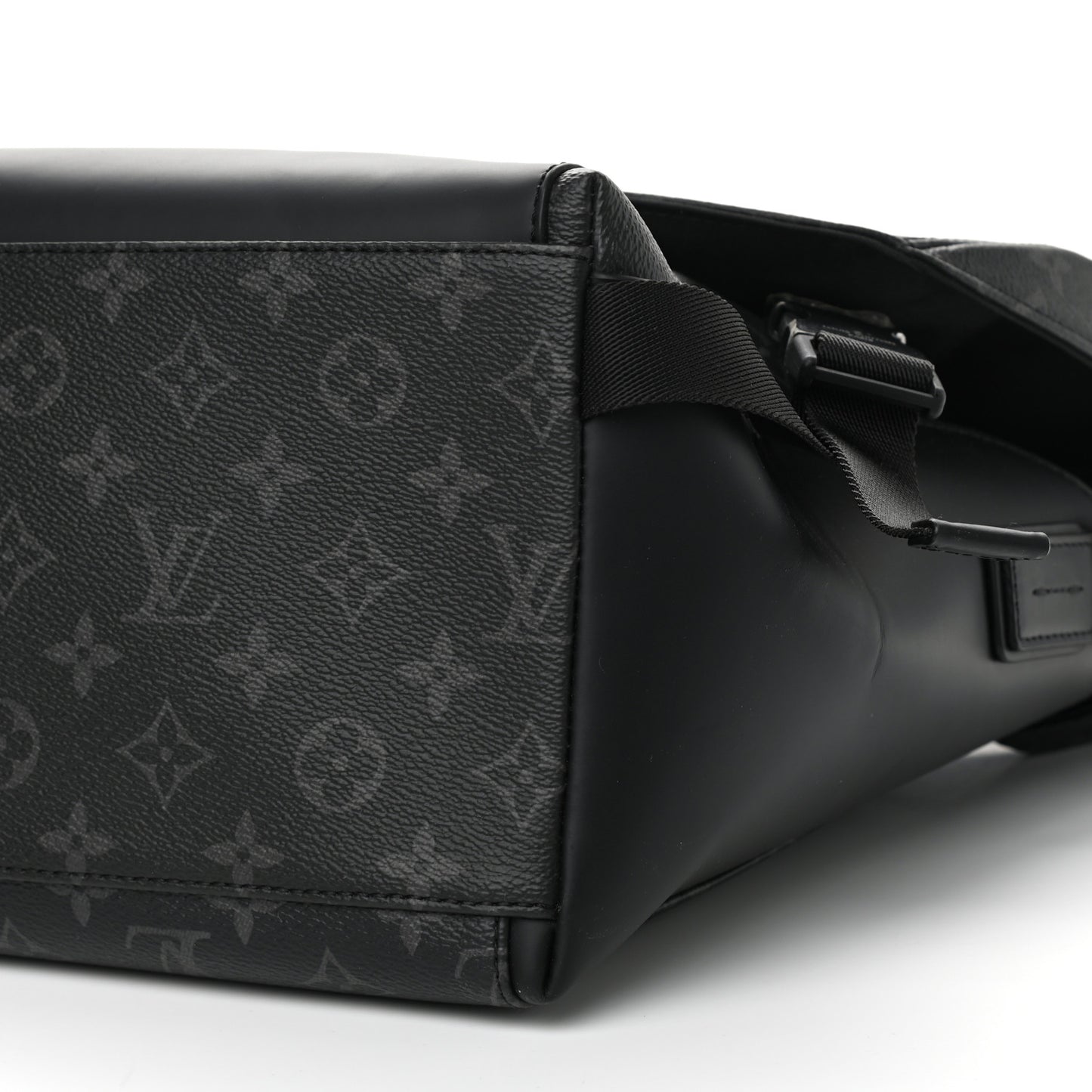 Monogram Eclipse Voyager Messenger MM
