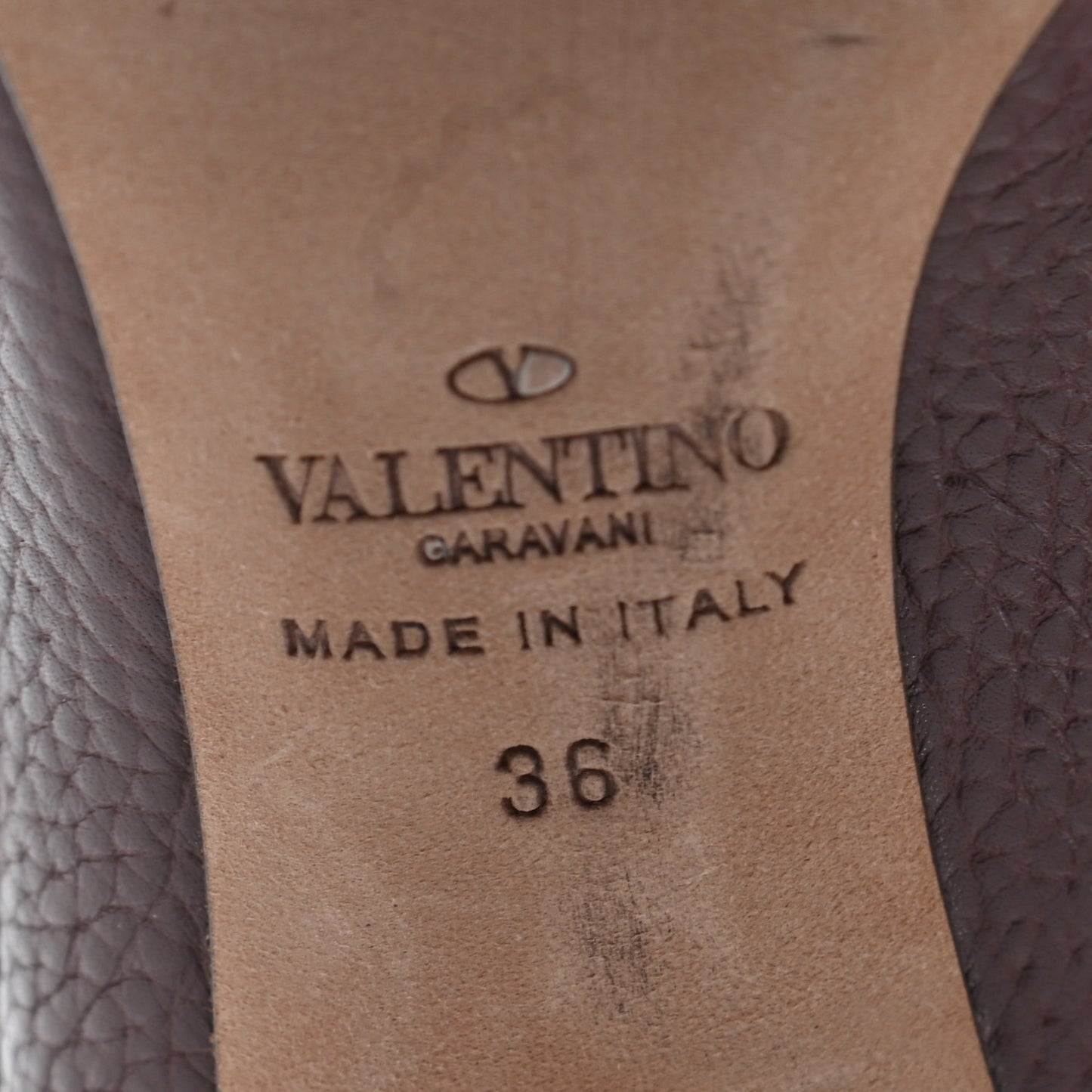 Pebbled Calfskin Rockstud Rolling 100mm Pumps 36 Rubin