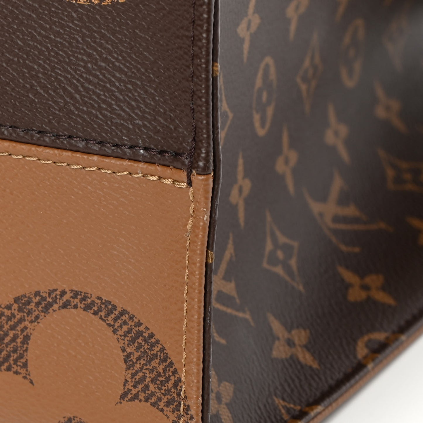 Reverse Monogram Giant Onthego MM