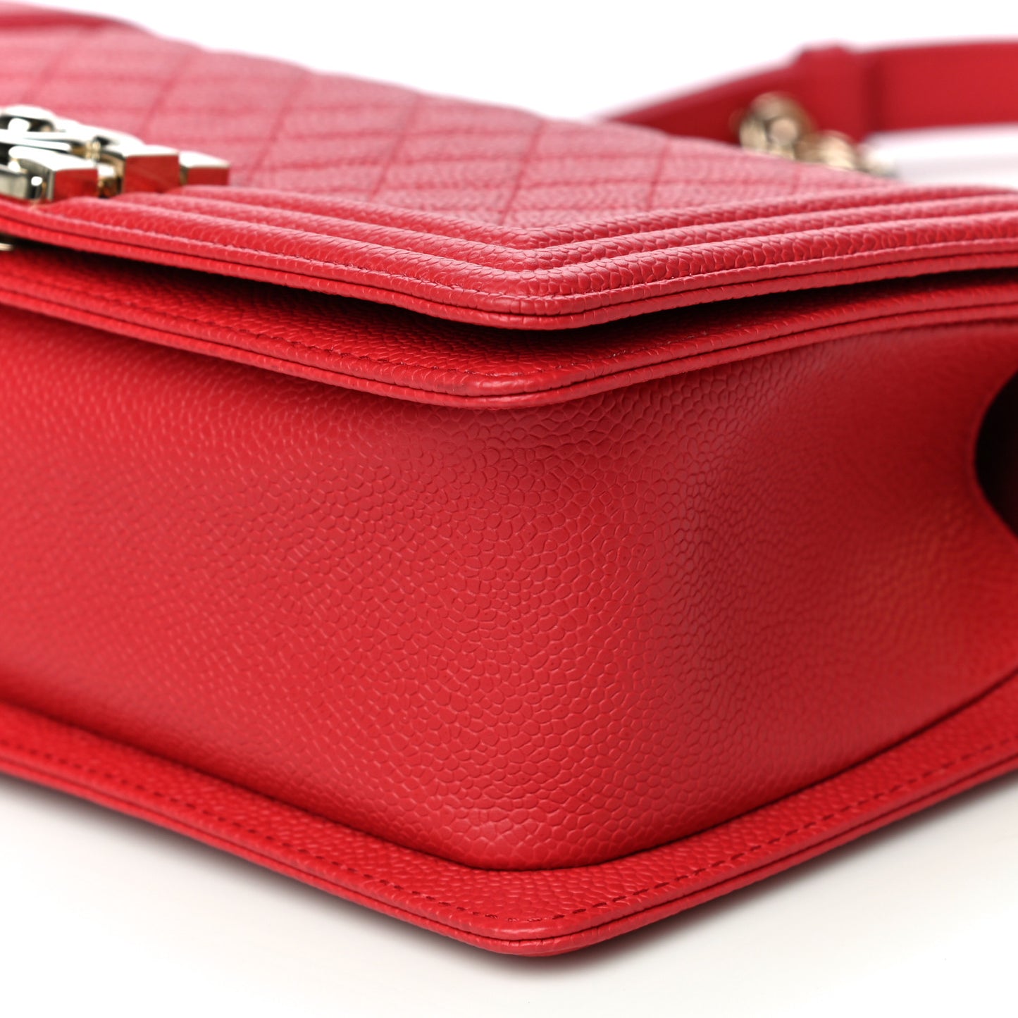Caviar Quilted Medium Boy Flap Red