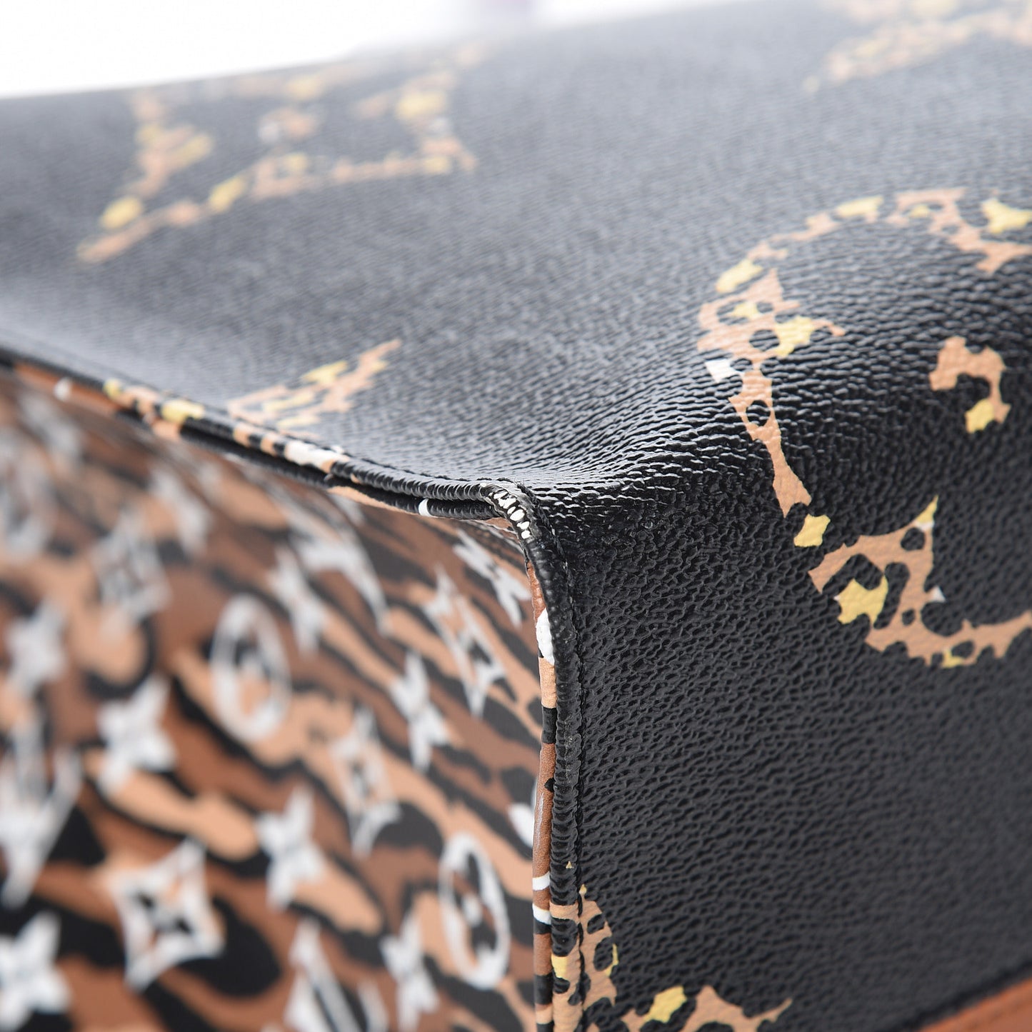 Monogram Giant Jungle Onthego GM Black
