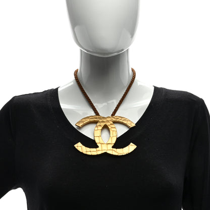 Chanel Silk Metal Crocodile Oversized CC Short Necklace Pendant Gold 2 of 5