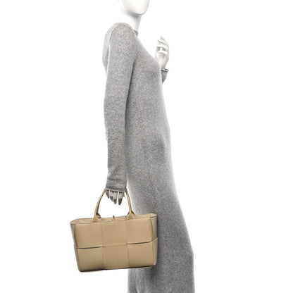 Bottega Veneta Grained Calfskin Intrecciato Medium Arco Tote Porridge 2 of 13