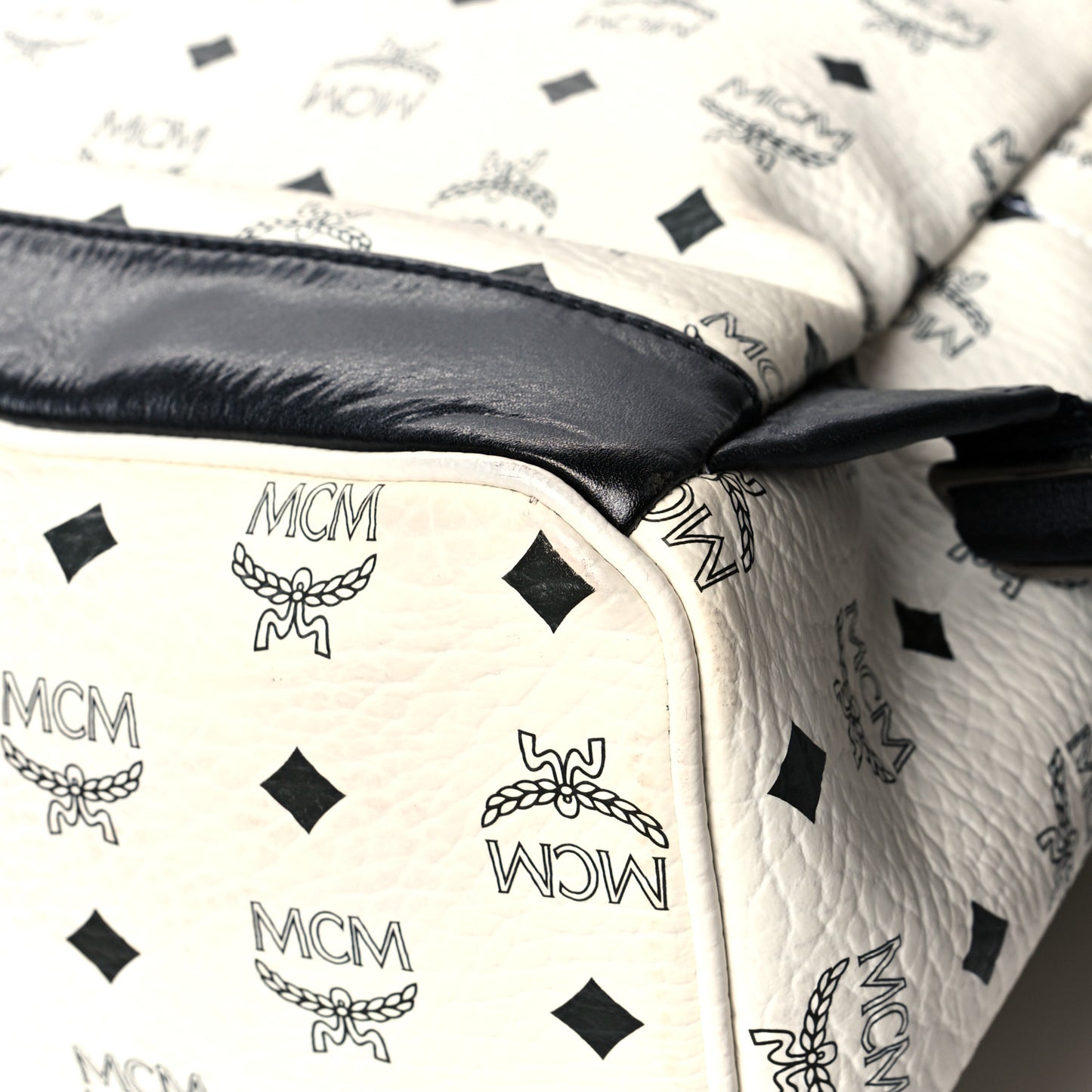 Visetos Crown Stud Medium Stark Backpack White