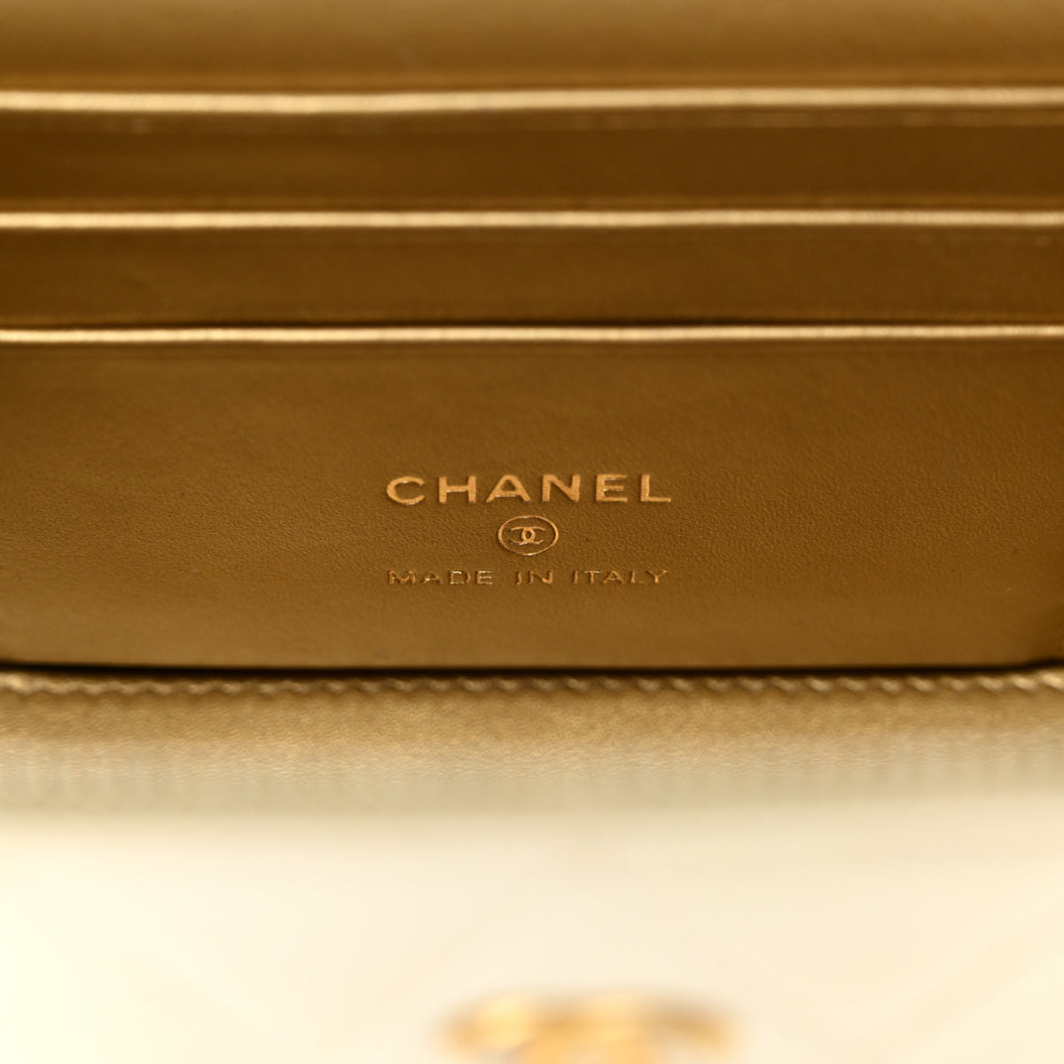 Lambskin Quilted Pearl Crush Small Vanity Case With Chain White