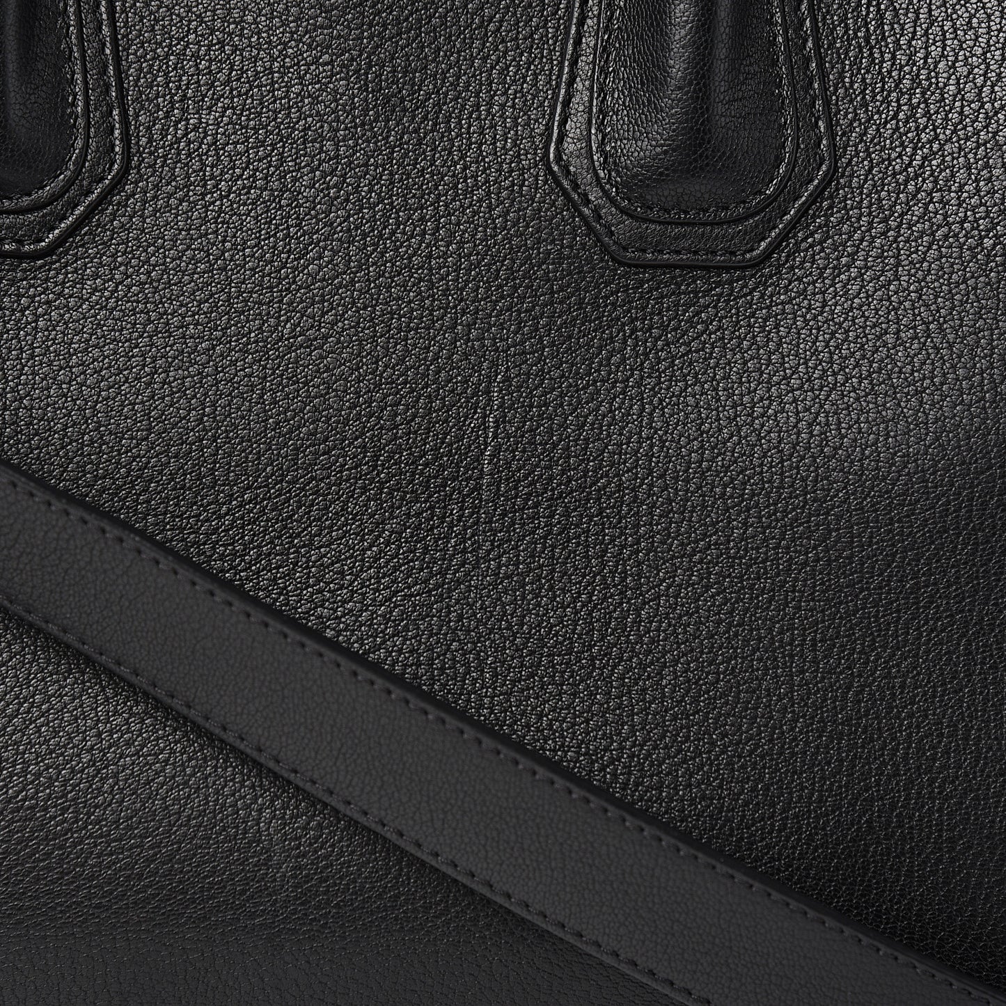 Sugar Goatskin Medium Antigona Black