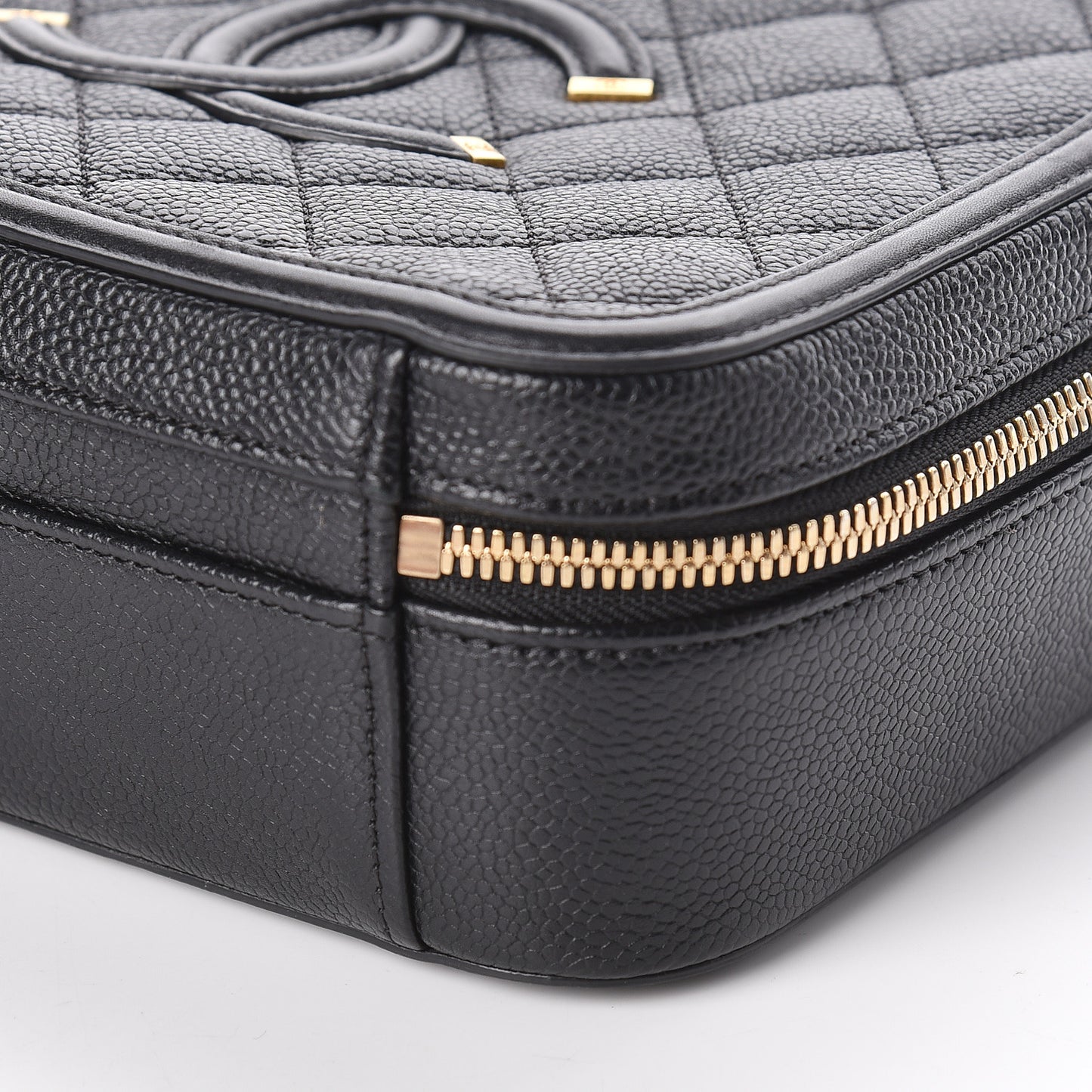 Caviar Quilted Medium CC Filigree Vanity Case Black