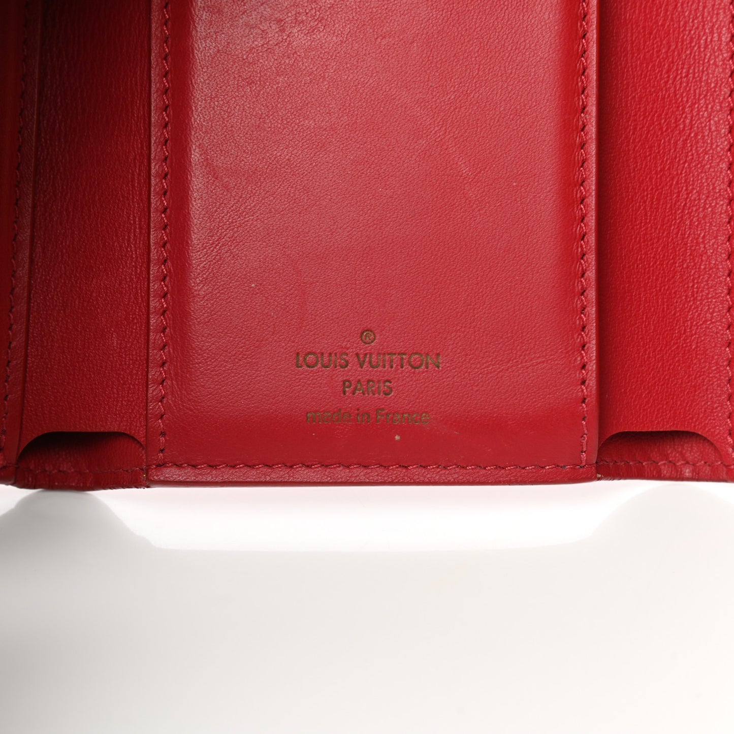 Taurillon Capucines Compact Wallet Rubis