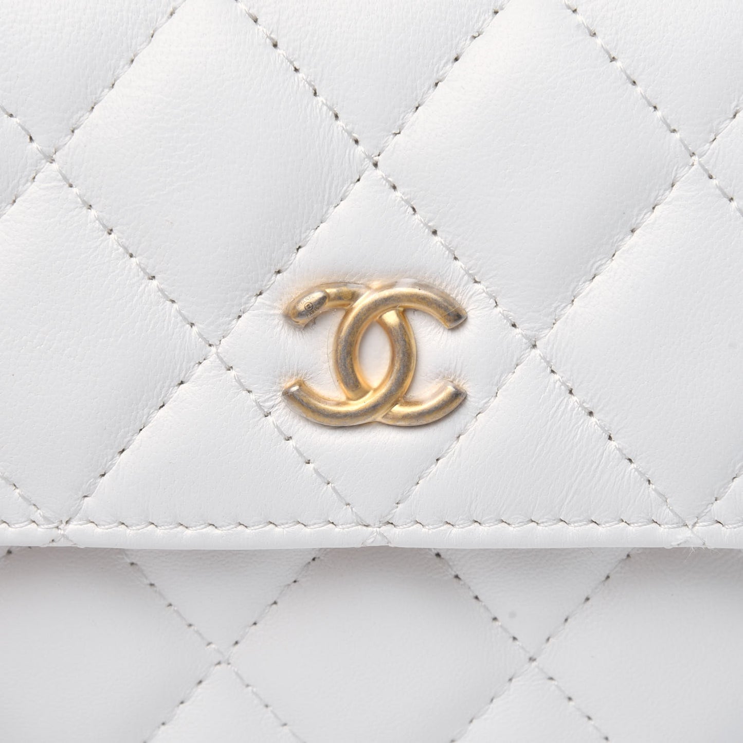 Lambskin Quilted Pearl Crush Clutch With Chain White