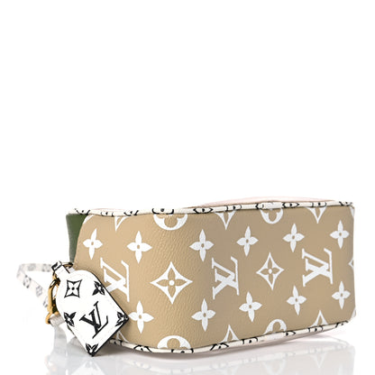 Louis Vuitton Monogram Giant Beach Pouch Kaki 4 of 9