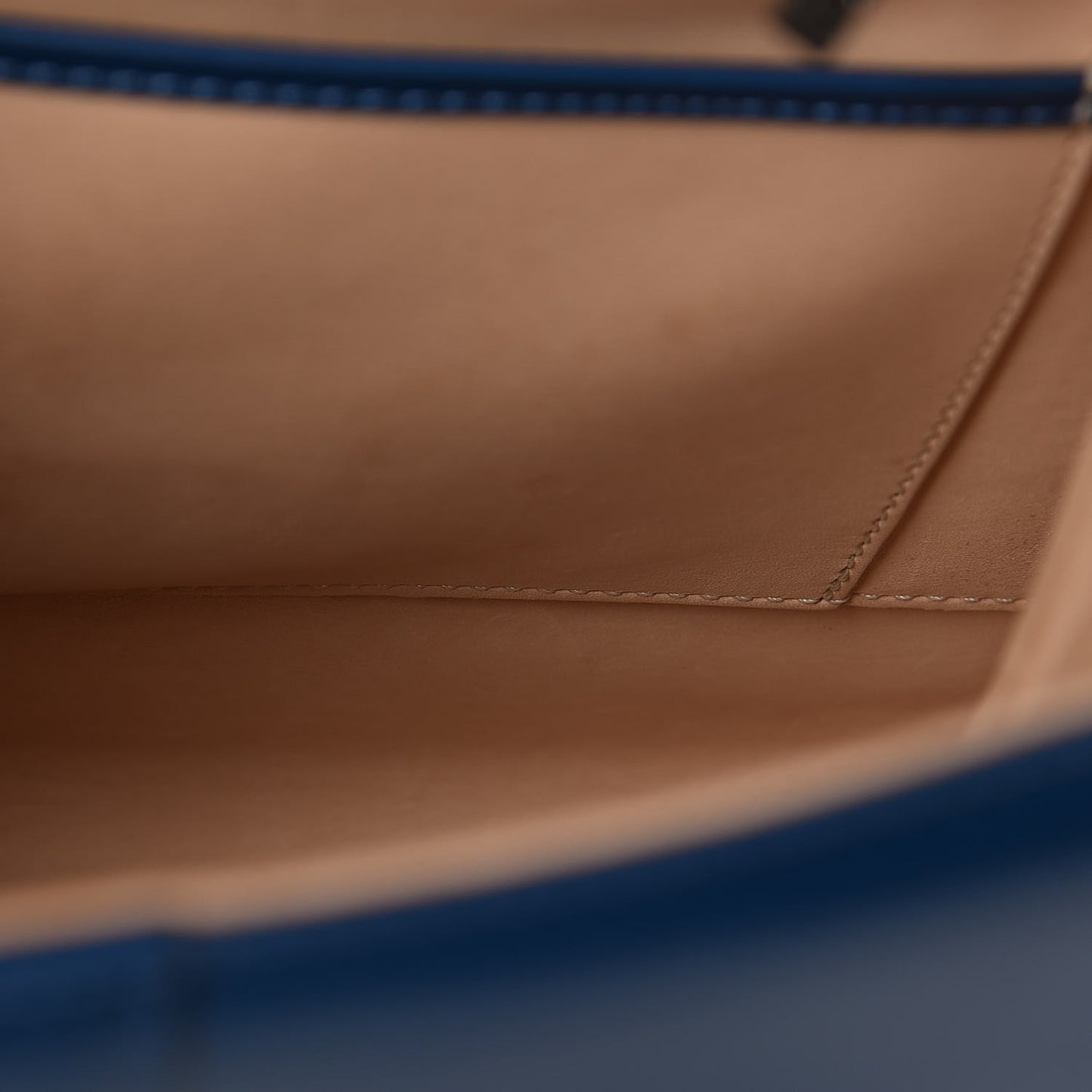 Box Calfskin Brillant MM Satchel Blue De Prusse