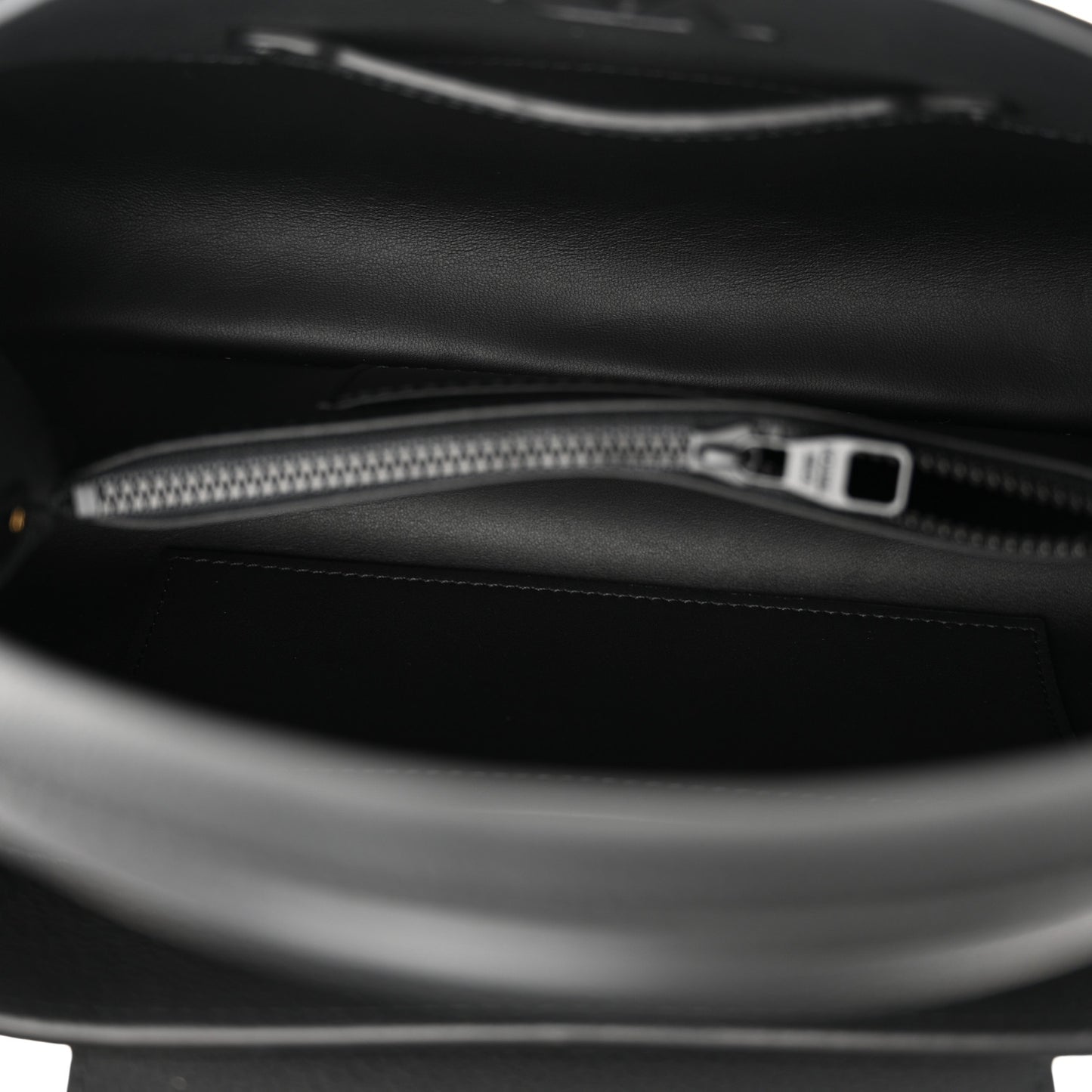 Taurillon Capucines East West MM Matte Black