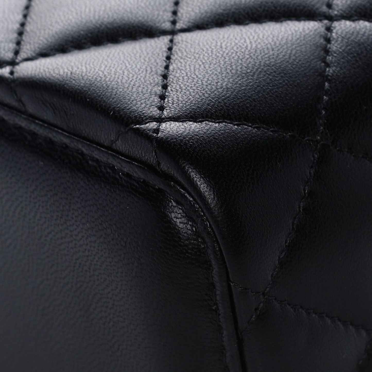 Lambskin Quilted Pearl Crush Small Vanity Case With Chain Black