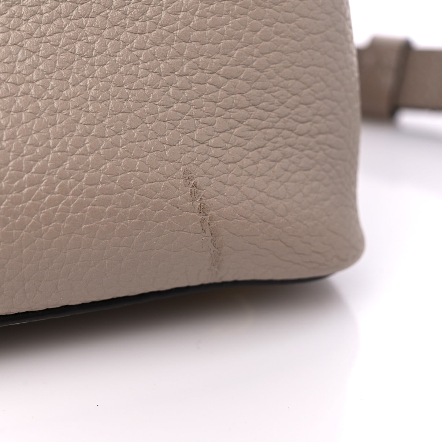 Taurillon Snakeskin Capucines PM Galet