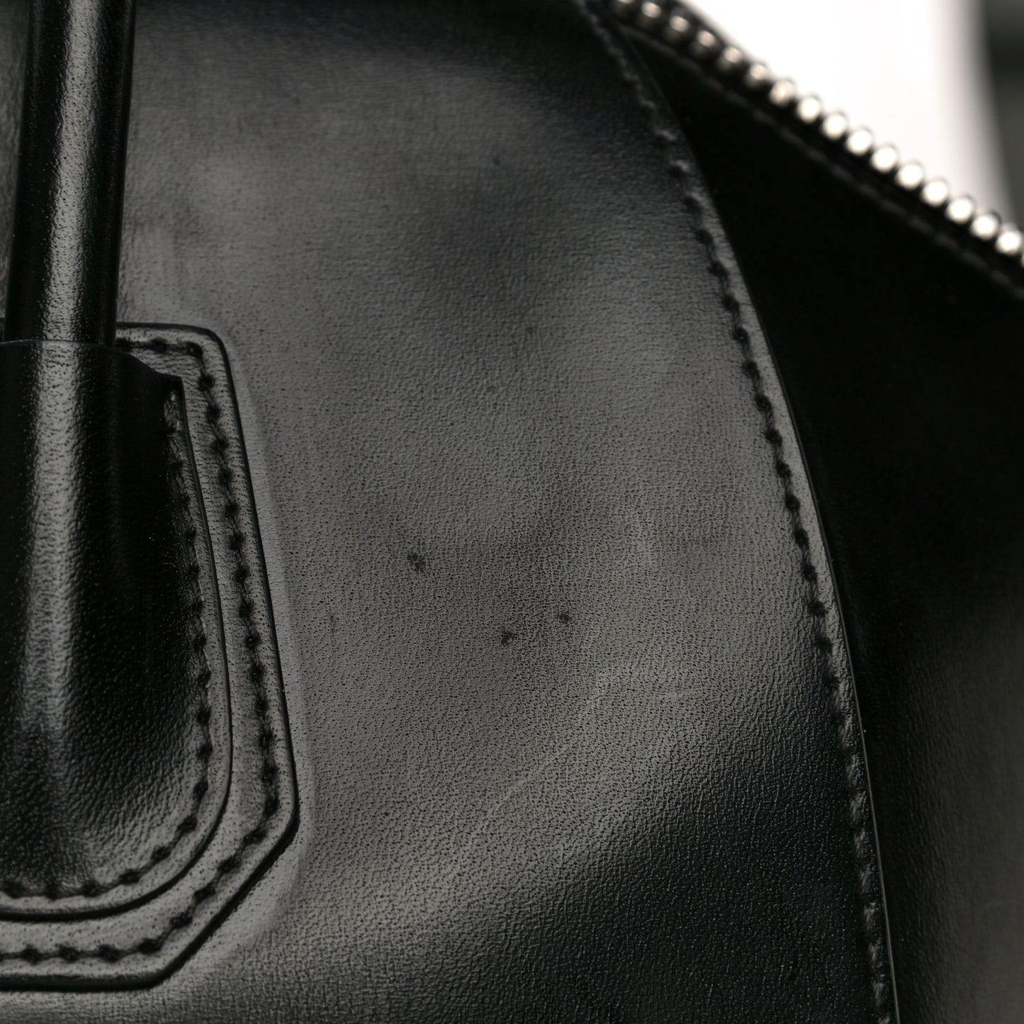 Shiny Lord Calfskin Medium Antigona Black