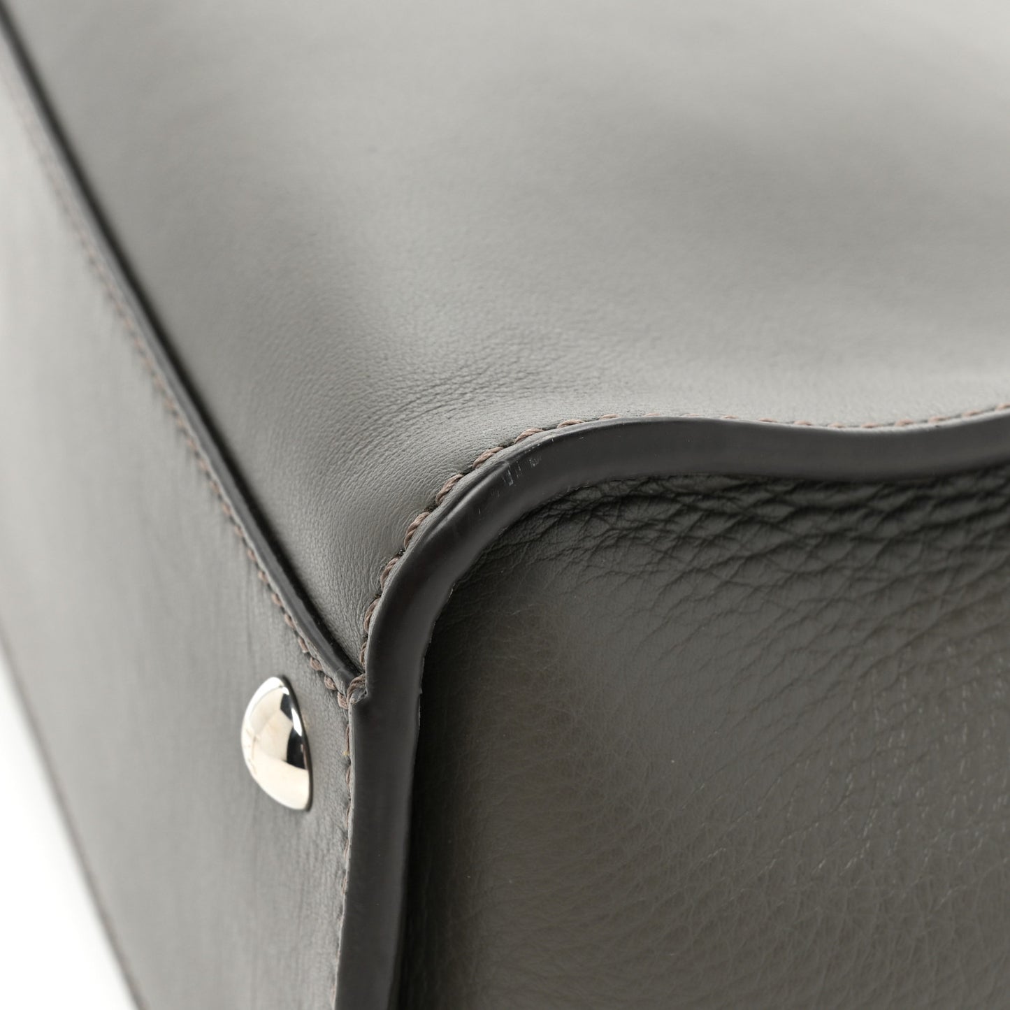 Vitello Seta Shiny Nappa Medium Peekaboo Iconic Satchel Carbone Grigio Polvere