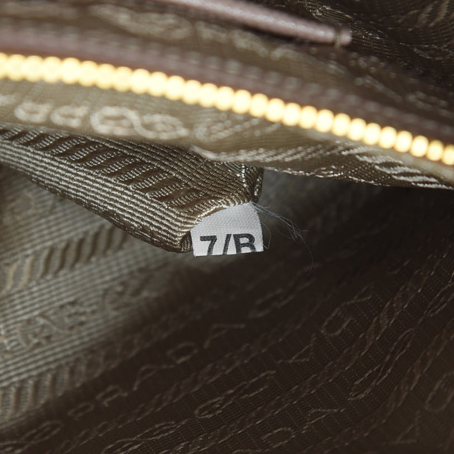 Saffiano Medium Galleria Double Zip Tote Cammeo