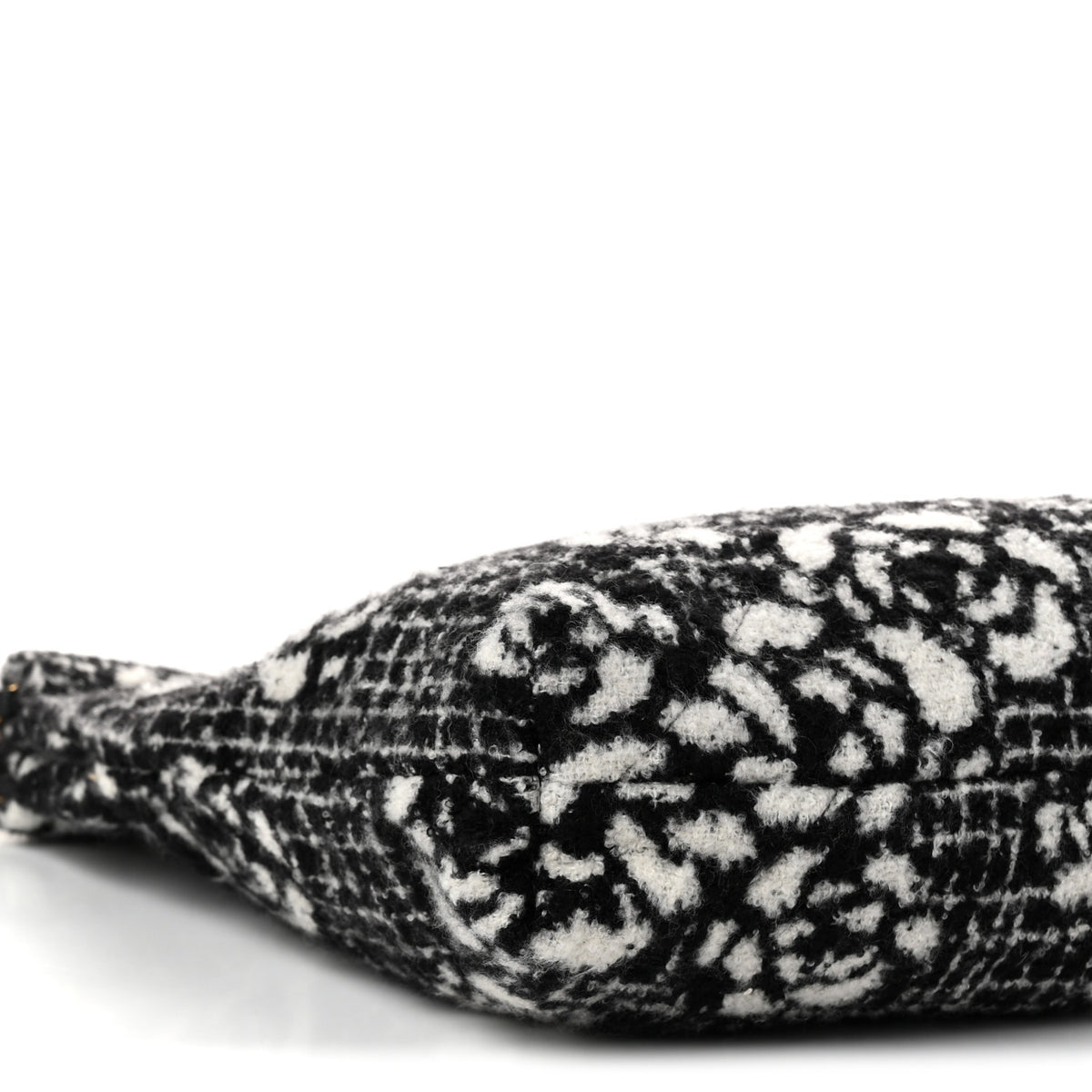 Cashmere Quilted Camellia Chanel 22 Black White