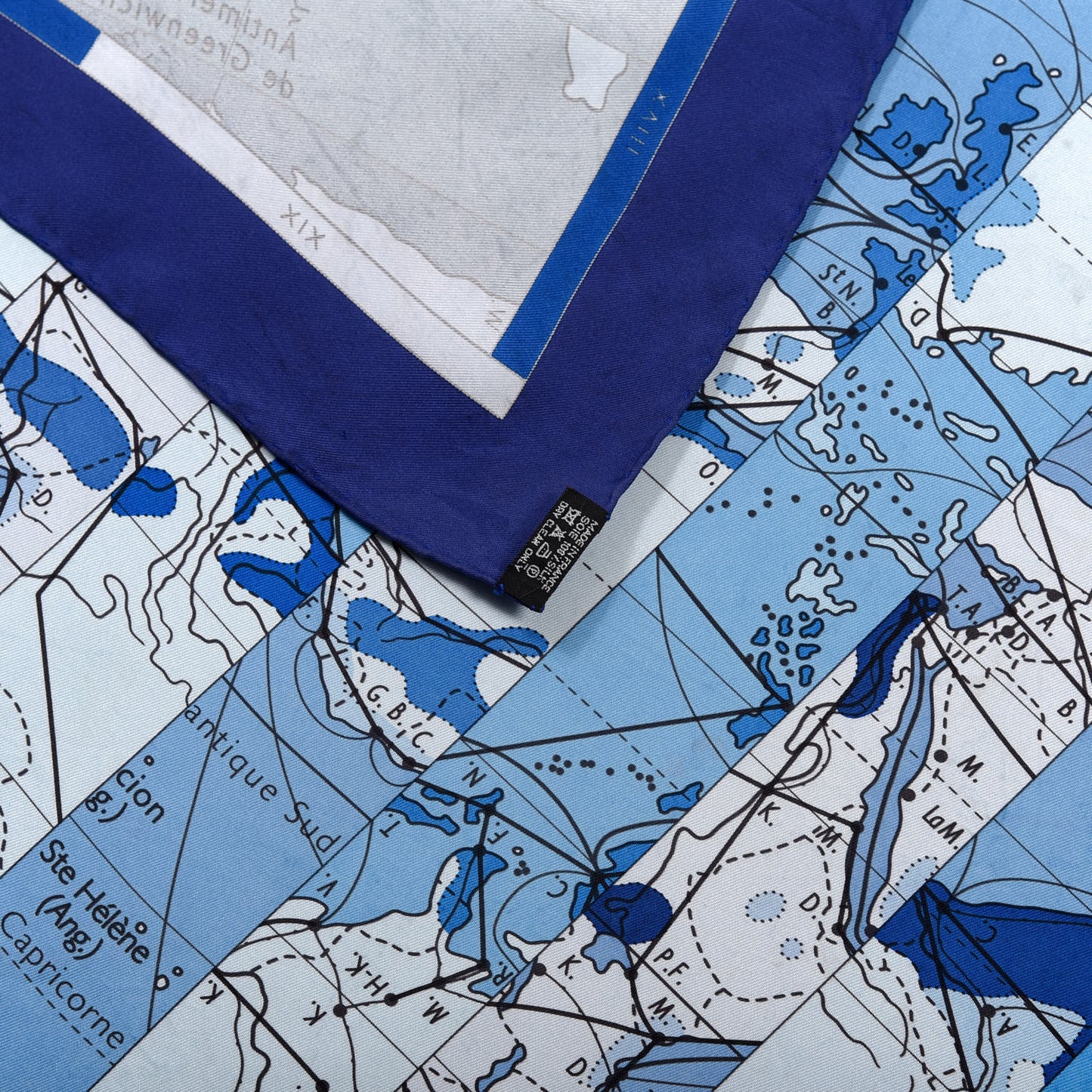 Silk Le Monde Est Vaste Scarf 90