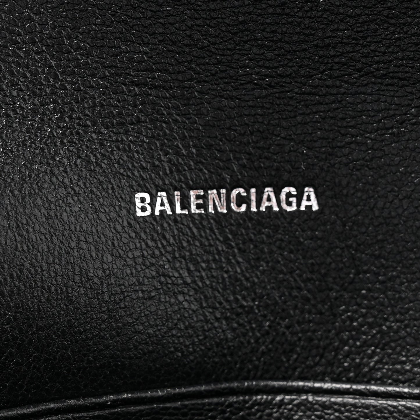 Grained Calfskin Logo Cash Phone Holder Wallet On Chain Black White