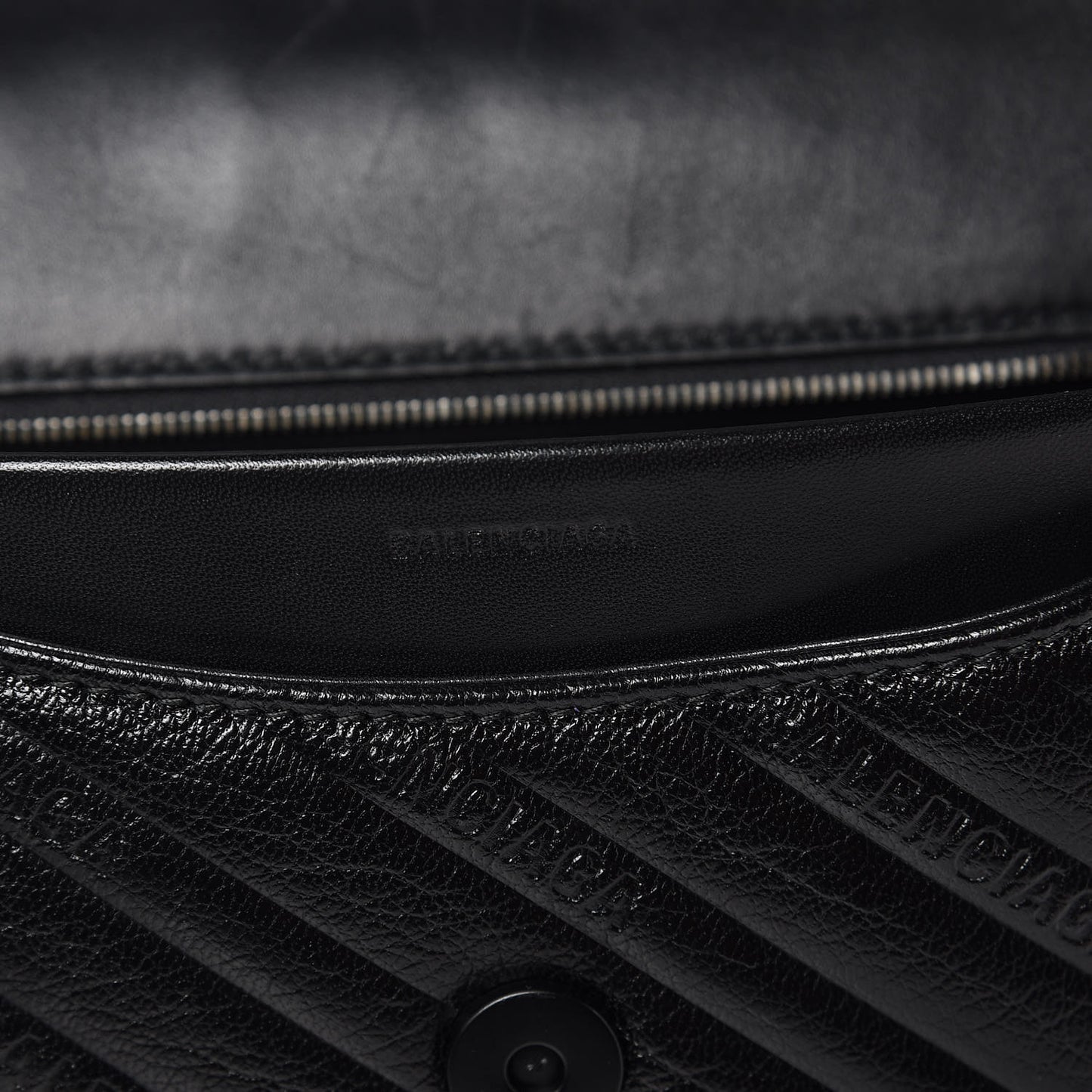 Shiny Goatksin Logo Embossed Monochrome M BB Round Shoulder Bag Black