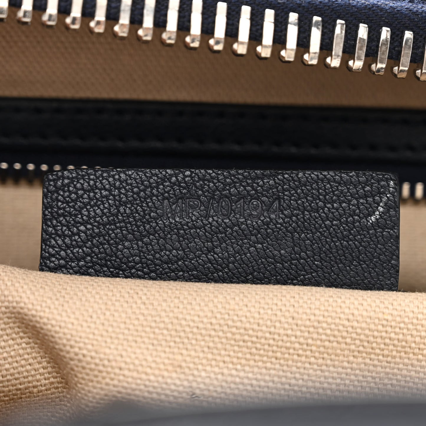 Sugar Goatskin Medium Antigona Navy
