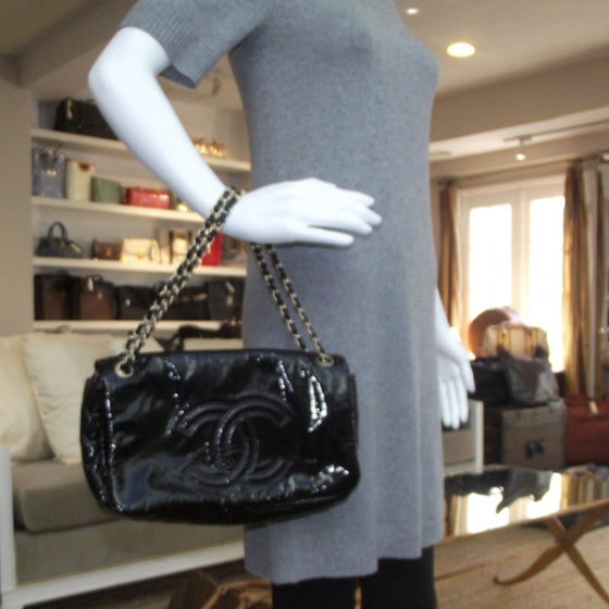 Vinyl Rock and Chain Medium Flap Black