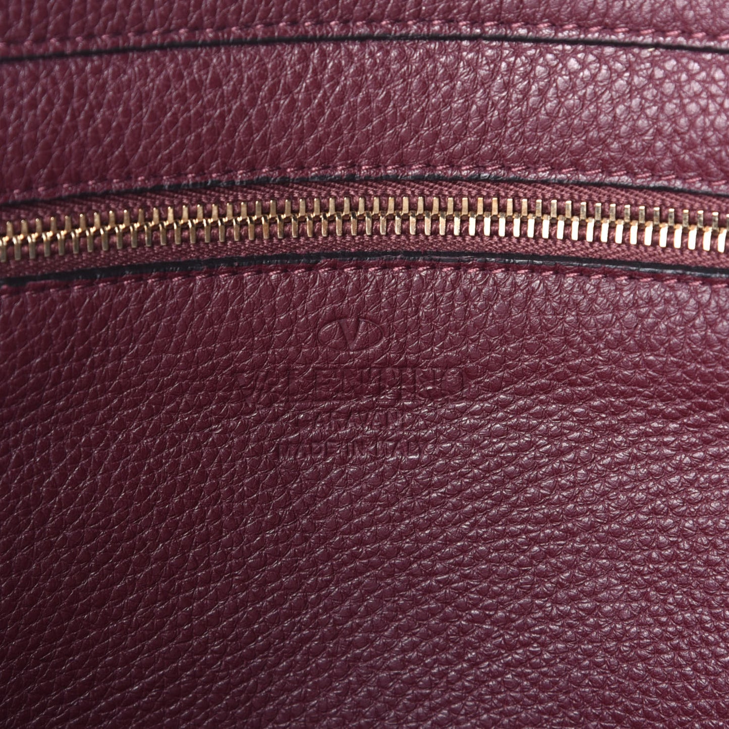 Pebbled Calfskin Medium Rockstud Tote Rubin