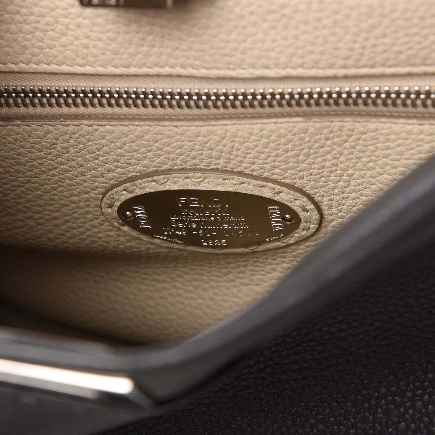 Cuoio Romano Selleria Bi-Color Medium Peekaboo Iconic Satchel Asfalto Latte