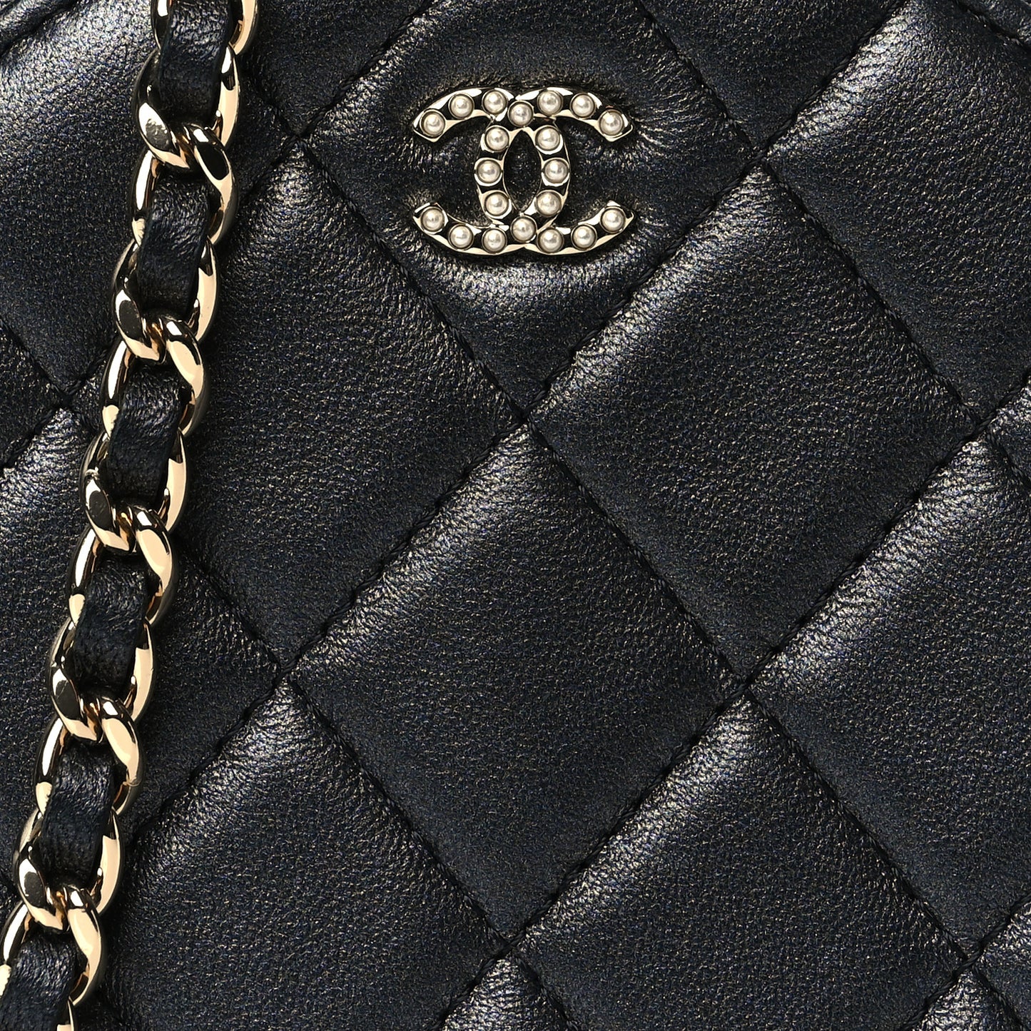 Iridescent Lambskin Quilted Pearl Round Clutch With Chain Black