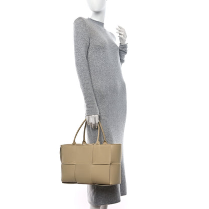Bottega Veneta Grained Calfskin Intrecciato Medium Arco Tote Porridge 2 of 10