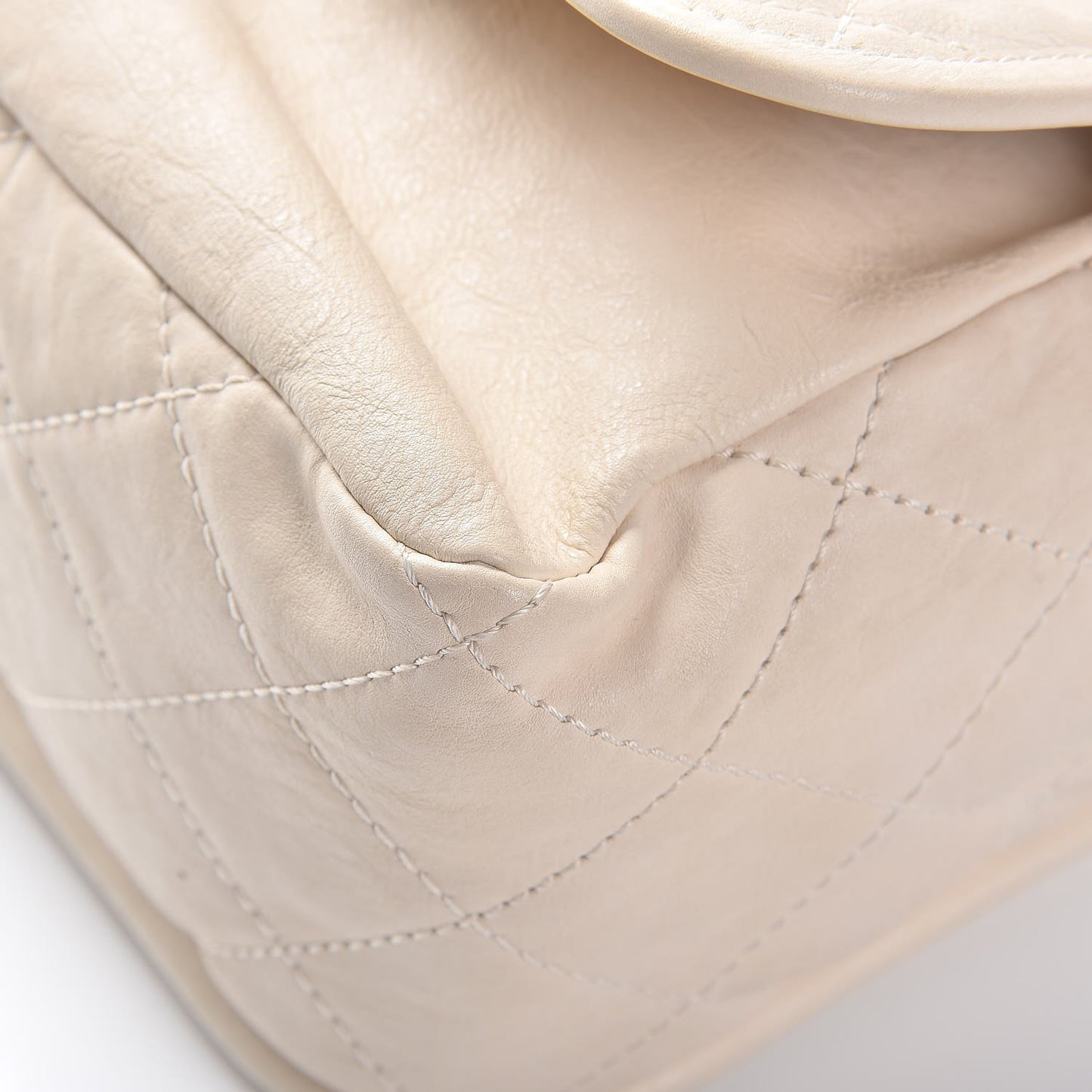 Calfskin Quilted Natural Beauty Flap Dark White