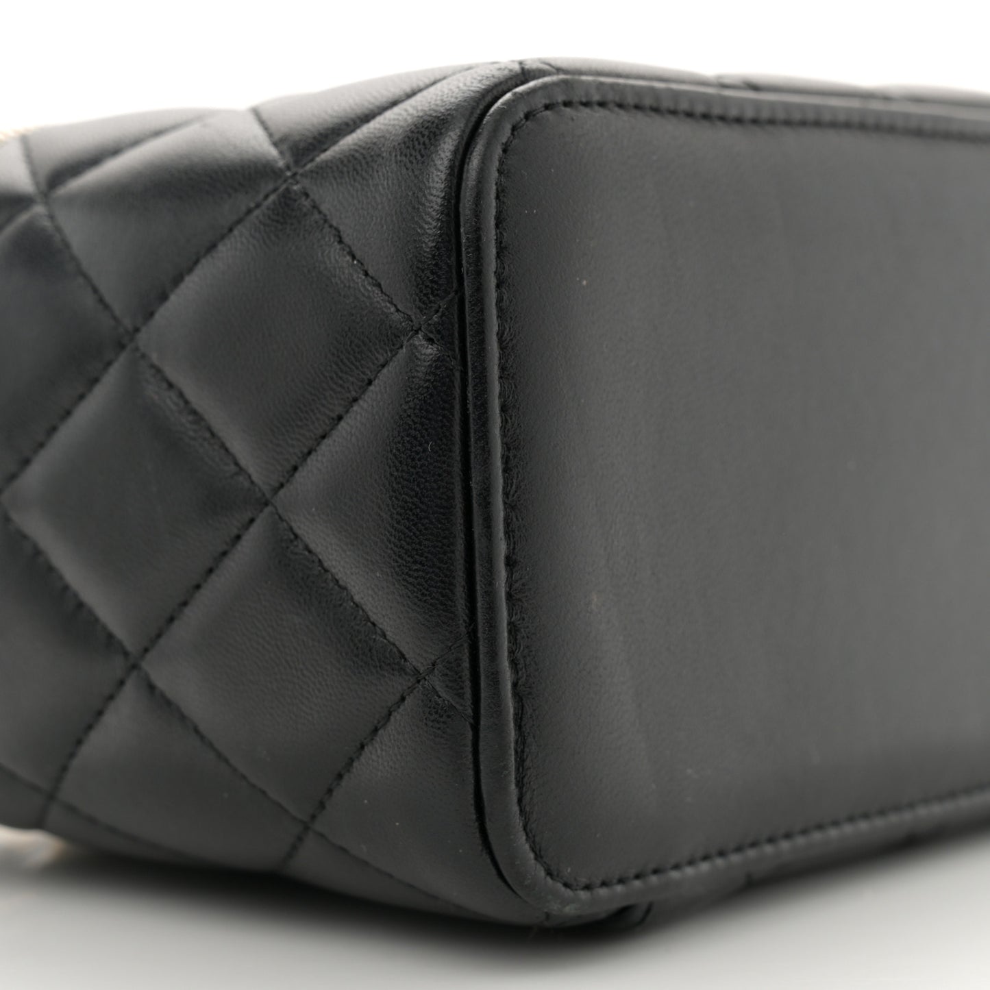 Lambskin Quilted Small Top Handle Vanity Case With Chain Black