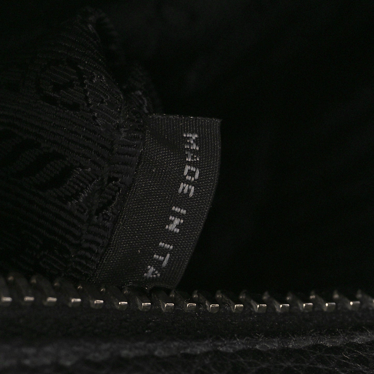 Vitello Daino Flat Messenger Bag Black