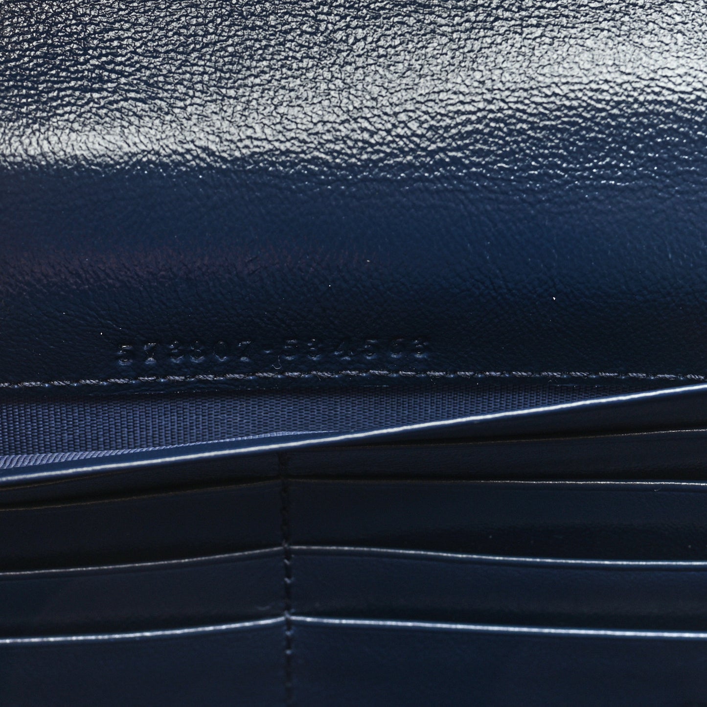 Vintage Effect Calfskin Matelasse Diagonal Torchon GG Marmont Chain Wallet Blue Agata Mystic White